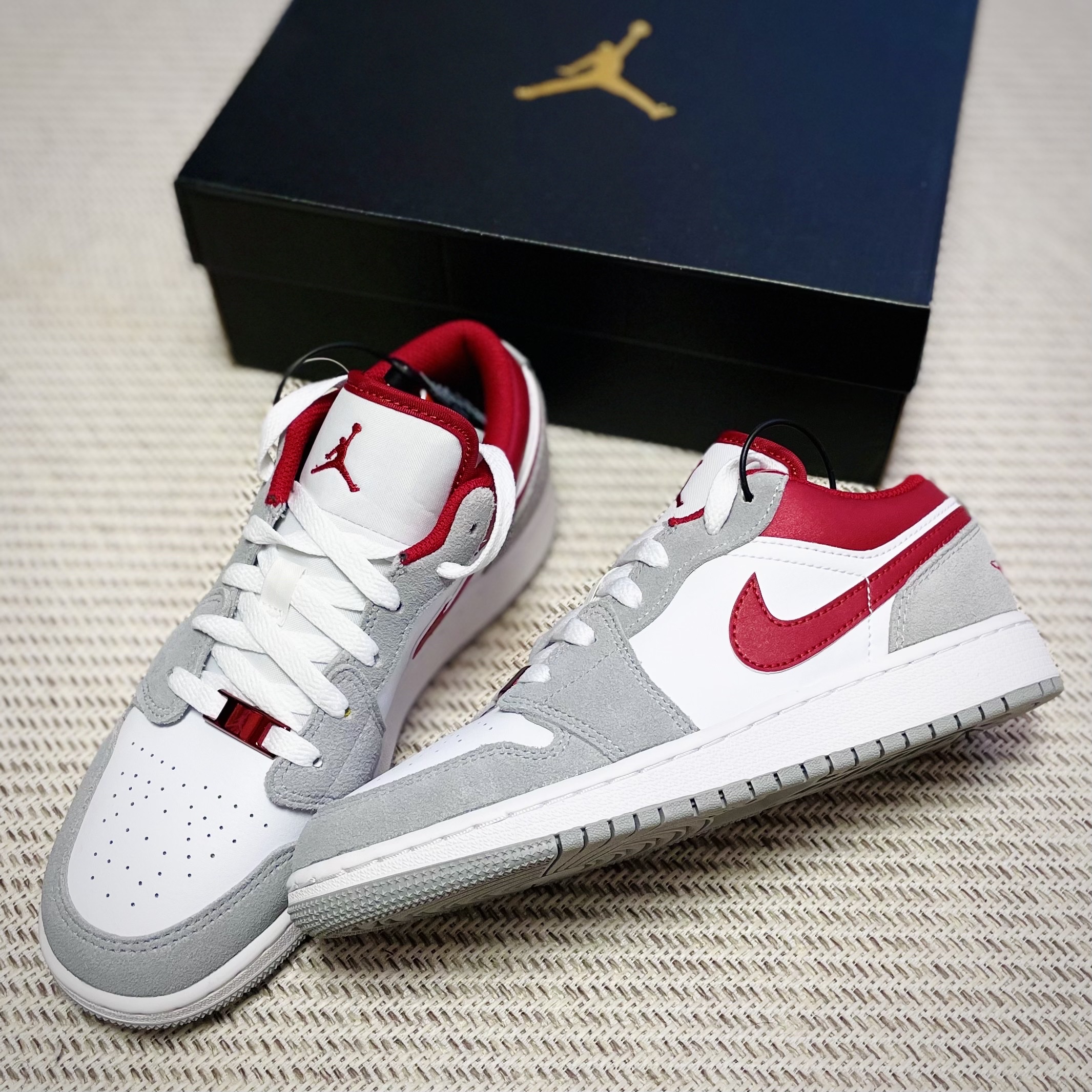 (GS) Jordan 1 Low SE Light Smoke Grey Gym Red 착용 스타일 - 2