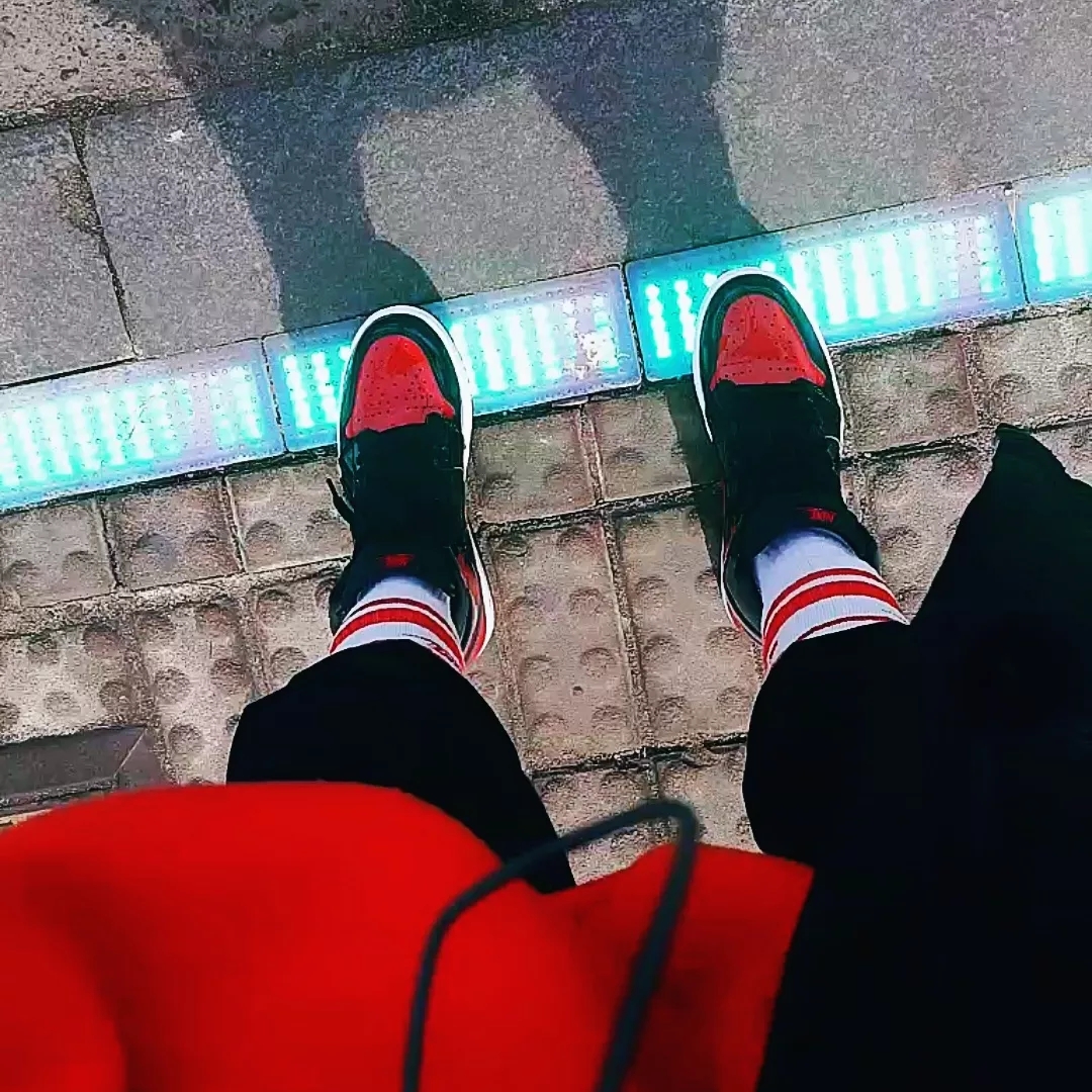 Jordan 1 Retro High OG Patent Bred 착용 스타일 - 3
