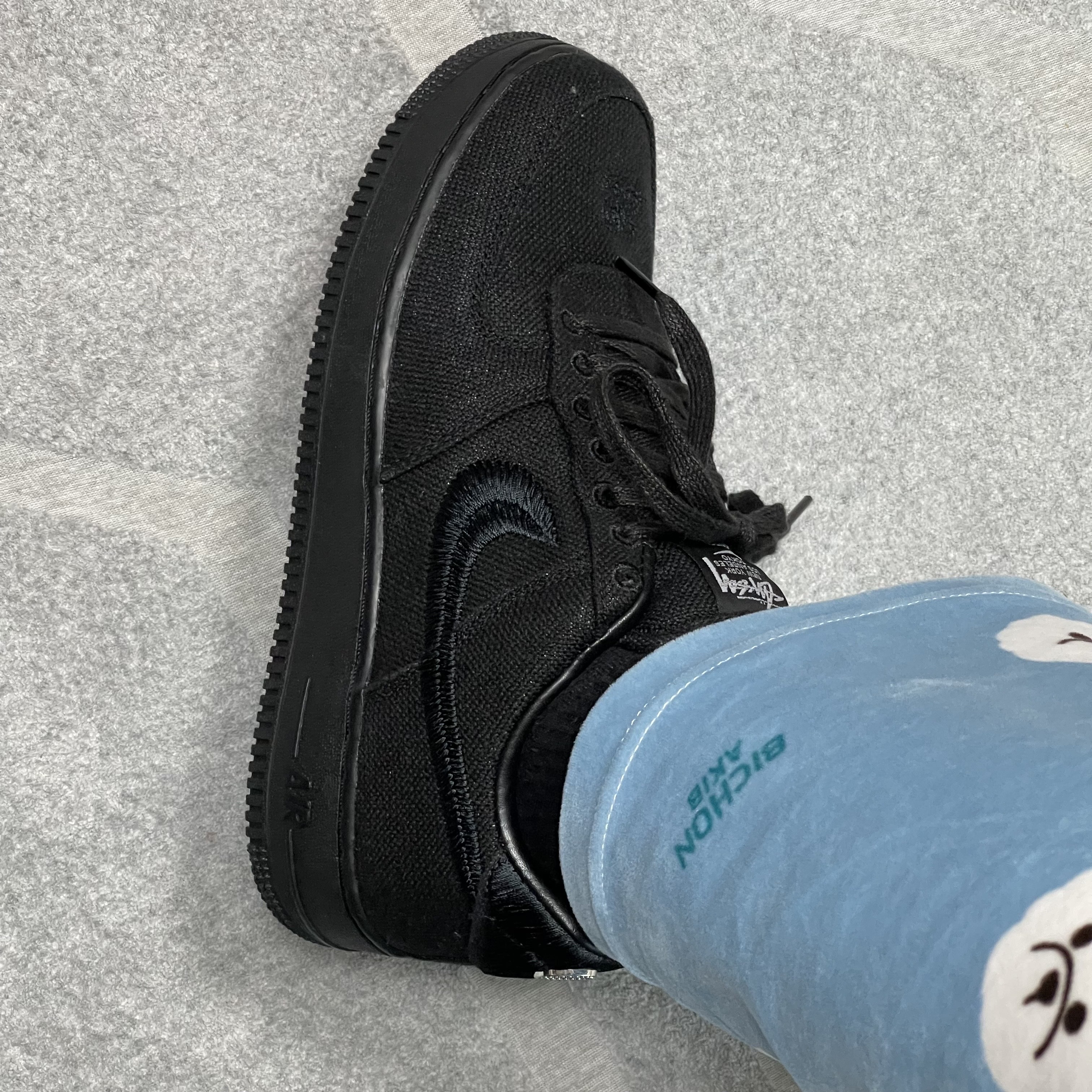 Nike x Stussy Air Force 1 Low Triple Black 착용 스타일 - 2