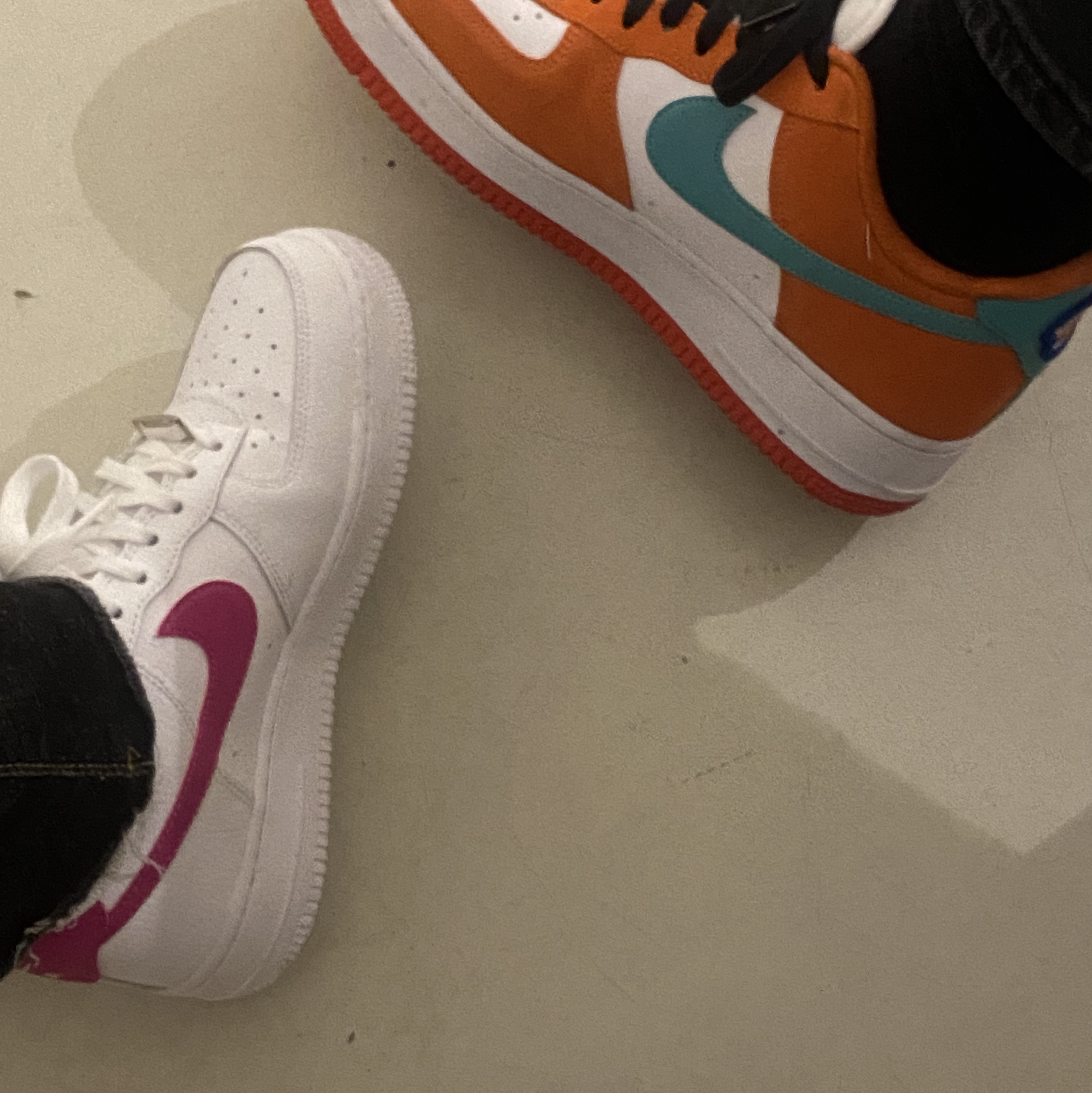 (W) Nike Air Force 1 '07 White Pink Prime, Nike Air Force 1 '07 LV8 Athletic Club Rush Orange Washed Teal 착용 스타일 - 1