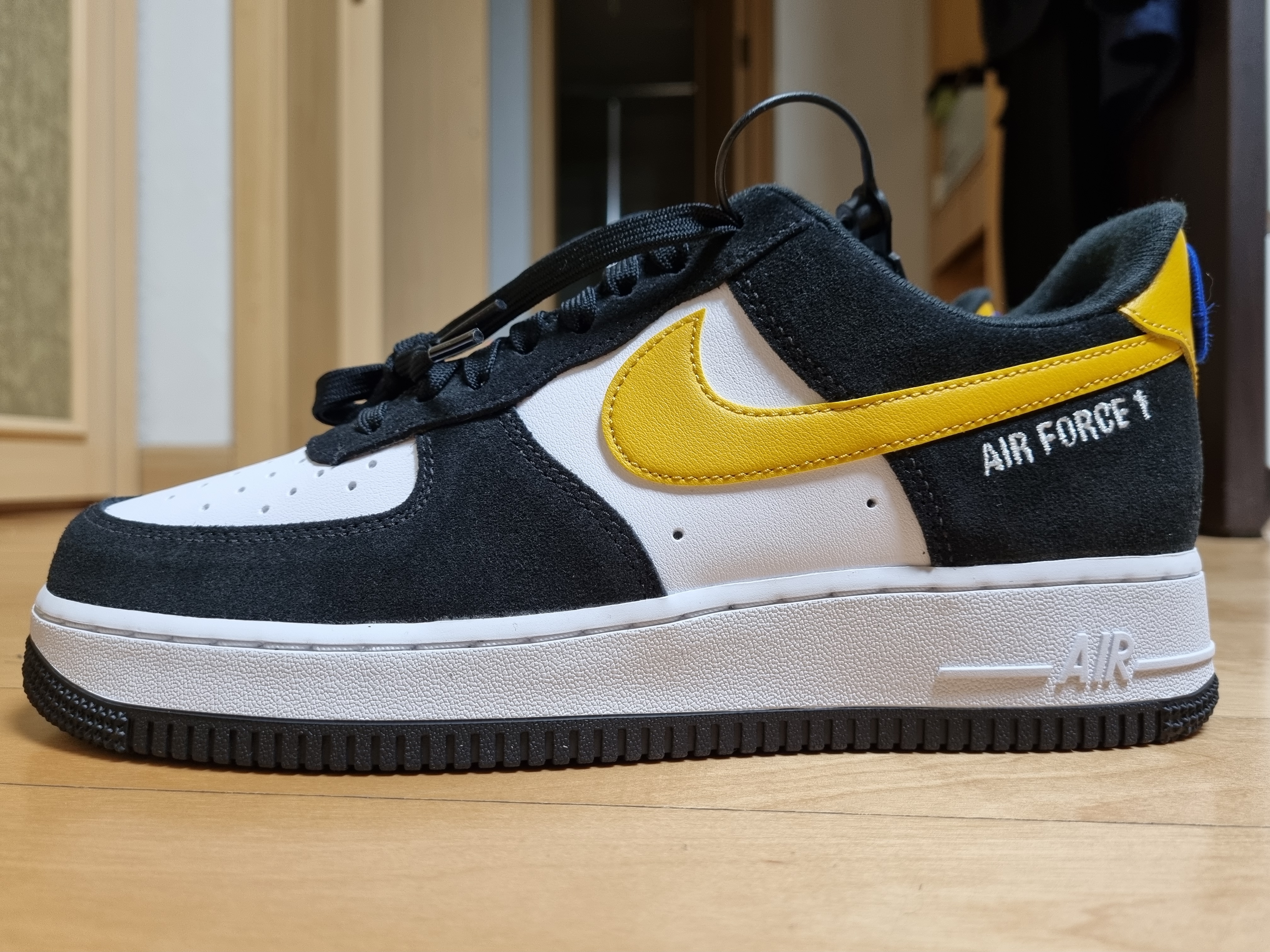 Nike Air Force 1 '07 LV8 Athletic Club Black Dark Sulfur 착용 스타일