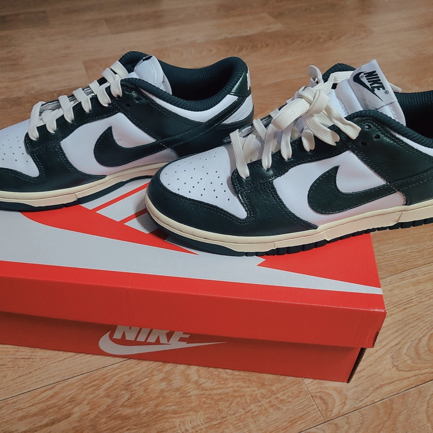 Jordan 1 Low SE Light Smoke Grey Gym Red, (W) Nike Dunk Low Vintage Green 착용 스타일 - 2