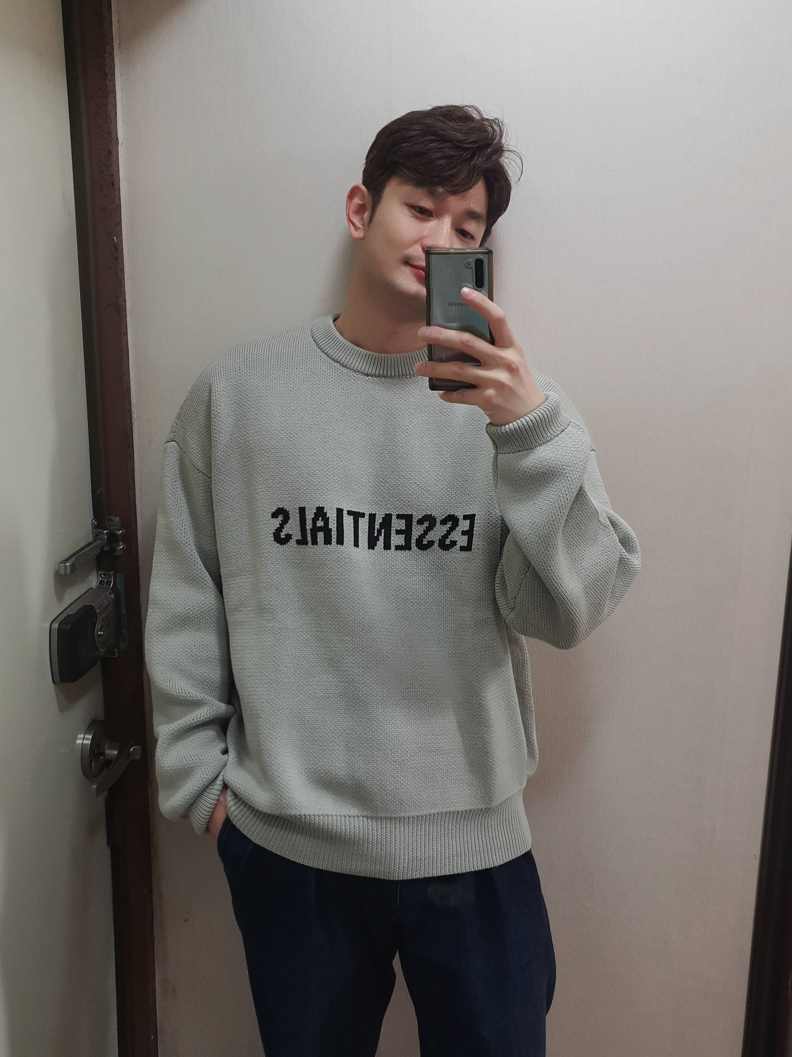 Essentials Knit Pullover Sweater Concrete - Ssense Exclusive, Converse x Play Comme des Garcons Chuck 70 Ox Black 착용 스타일 - 1