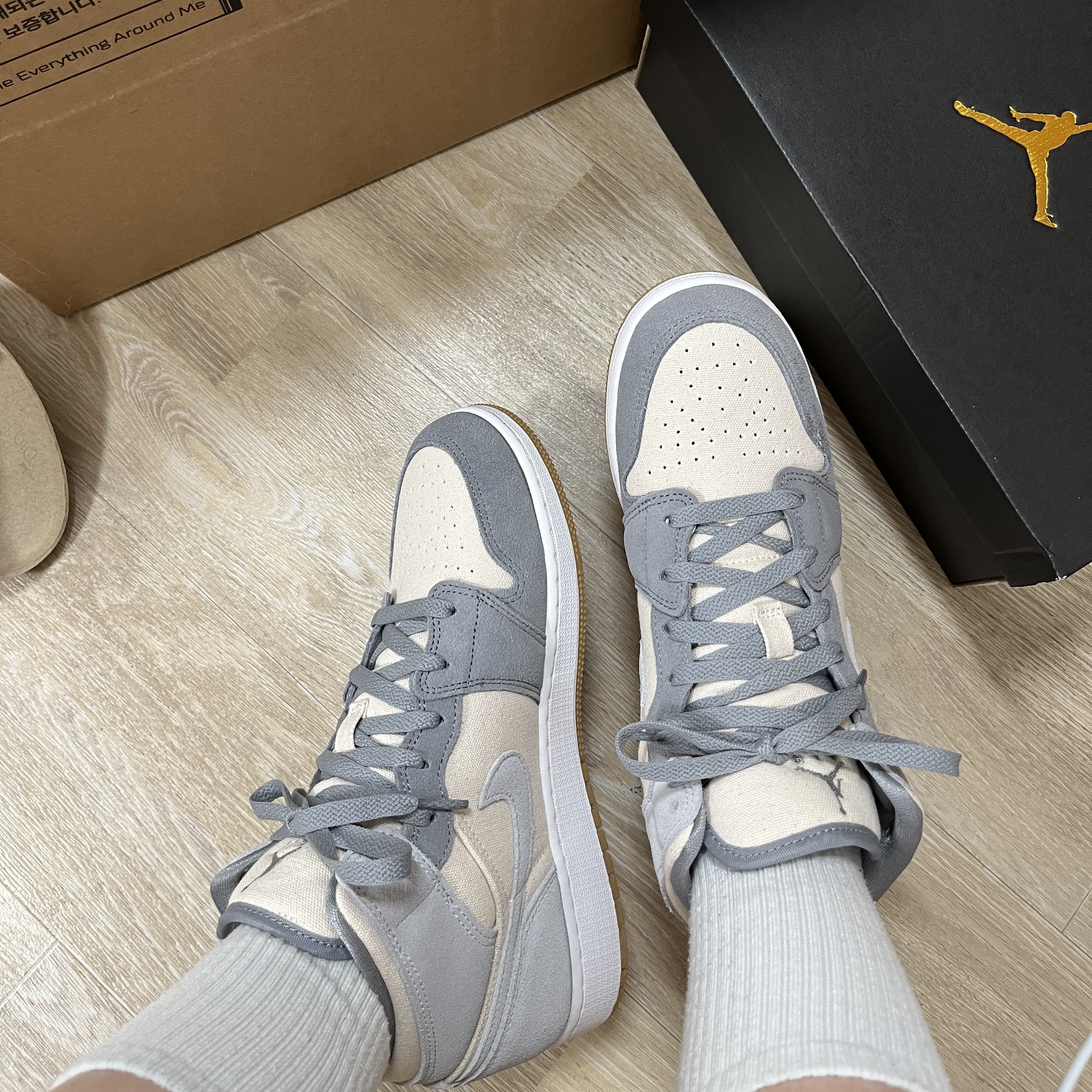(GS) Jordan 1 Mid SE Coconut Milk Particle Grey 착용 스타일 - 1
