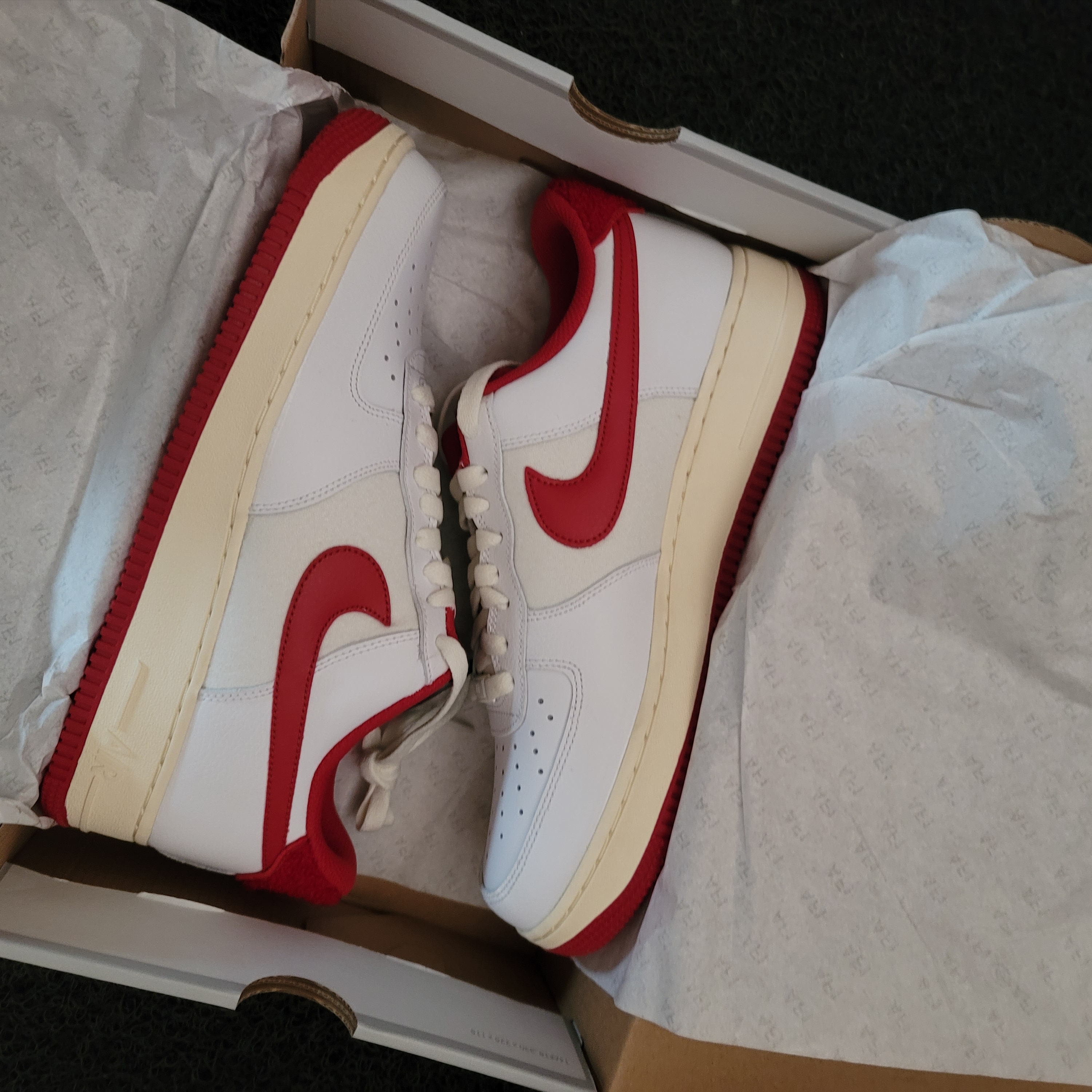 Nike Air Force 1 '07 LV8 Varsity White Gym Red, Nike Air Force 1 '07 LV8 Varsity White Pine Green 착용 스타일 - 1