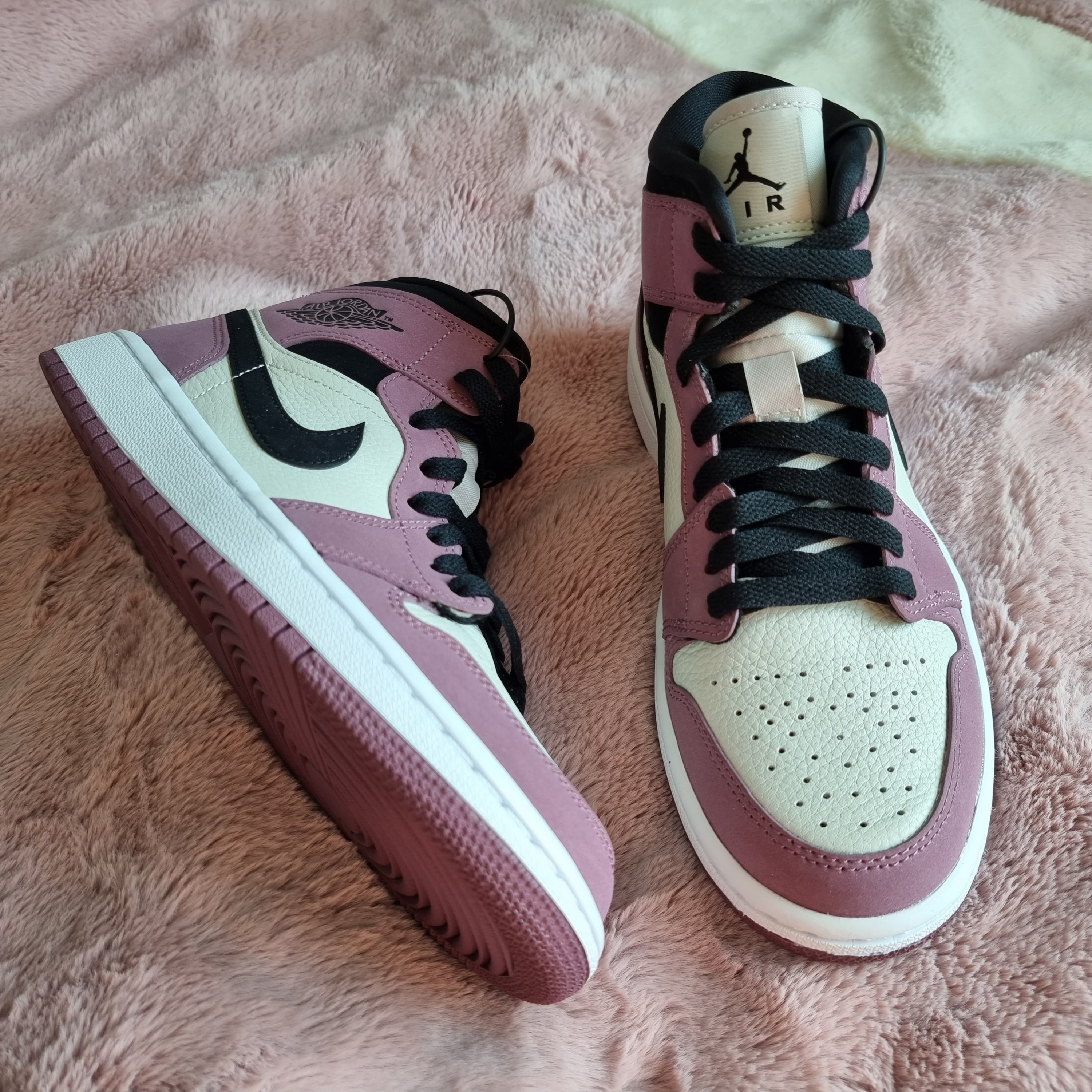(W) Jordan 1 Mid SE Light Mulberry 착용 스타일 - 2