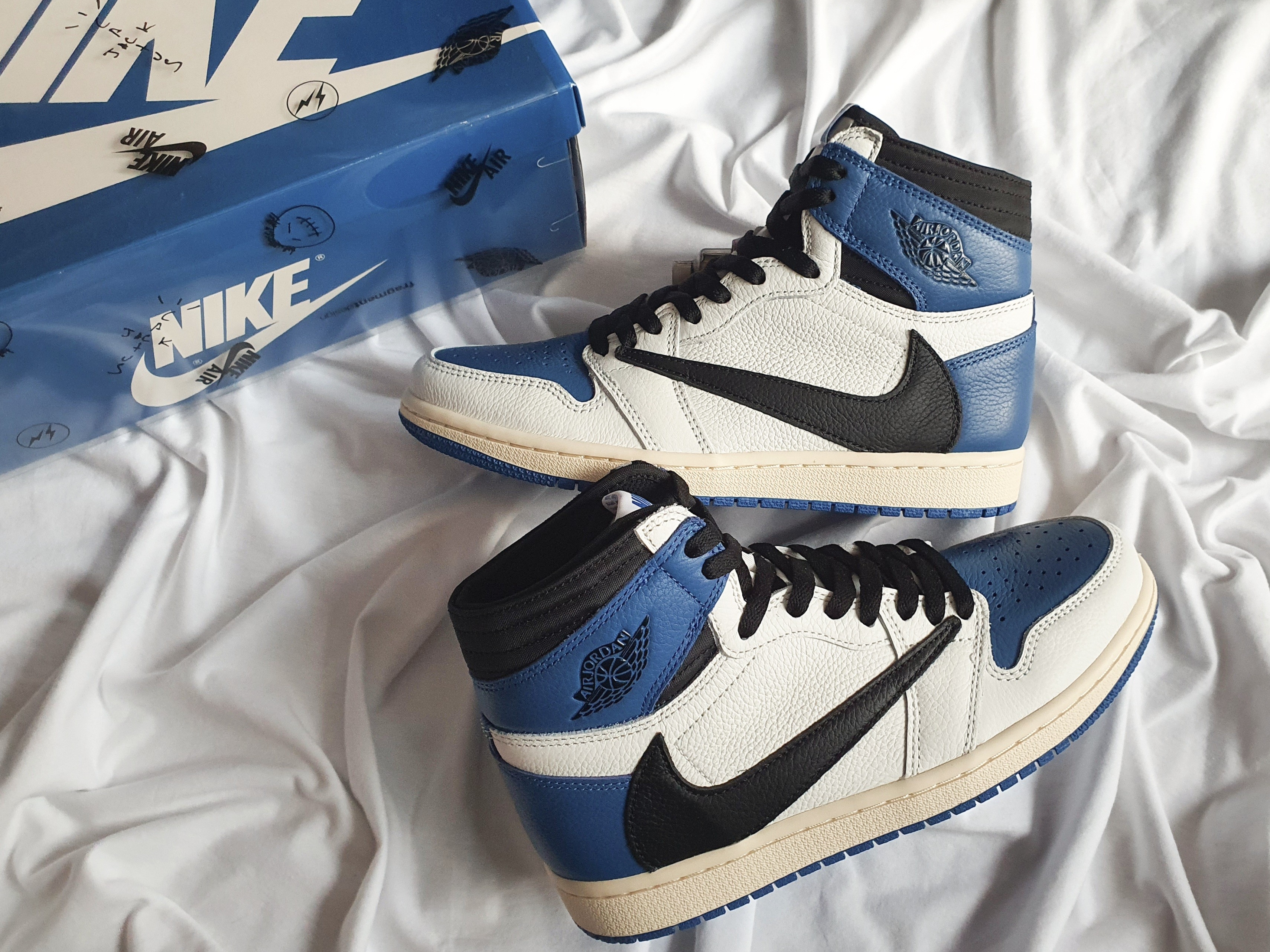 Jordan 1 x Travis Scott x Fragment Retro High OG SP Military Blue 착용 스타일 - 3