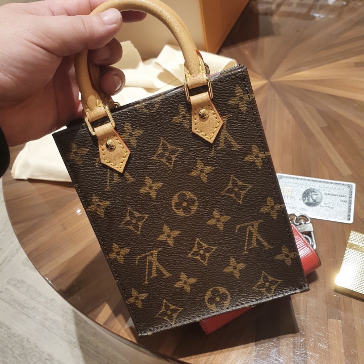 Louis Vuitton Petit Sac Plat Monogram 착용 스타일