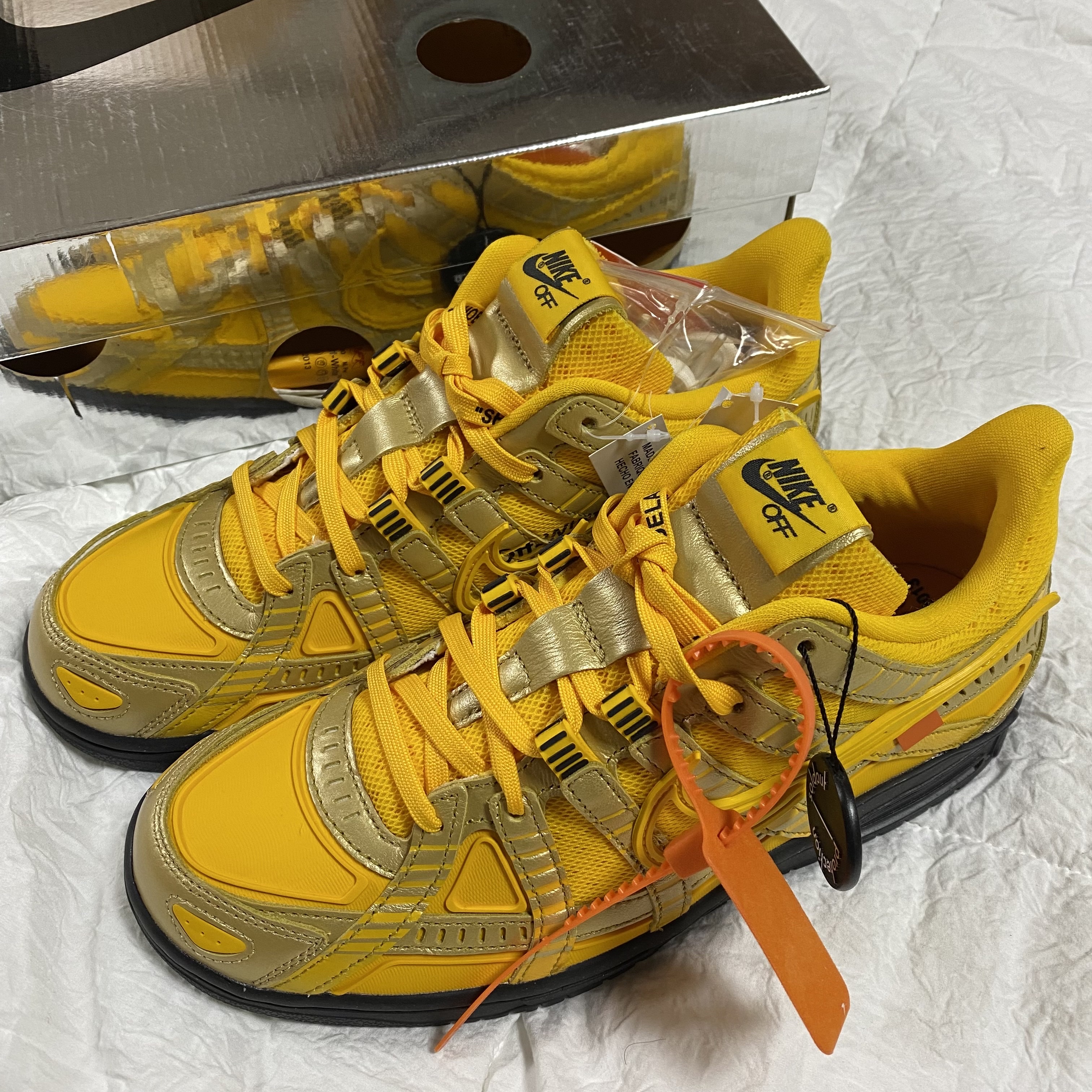 Nike x Off-White Air Rubber Dunk University Gold 착용 스타일