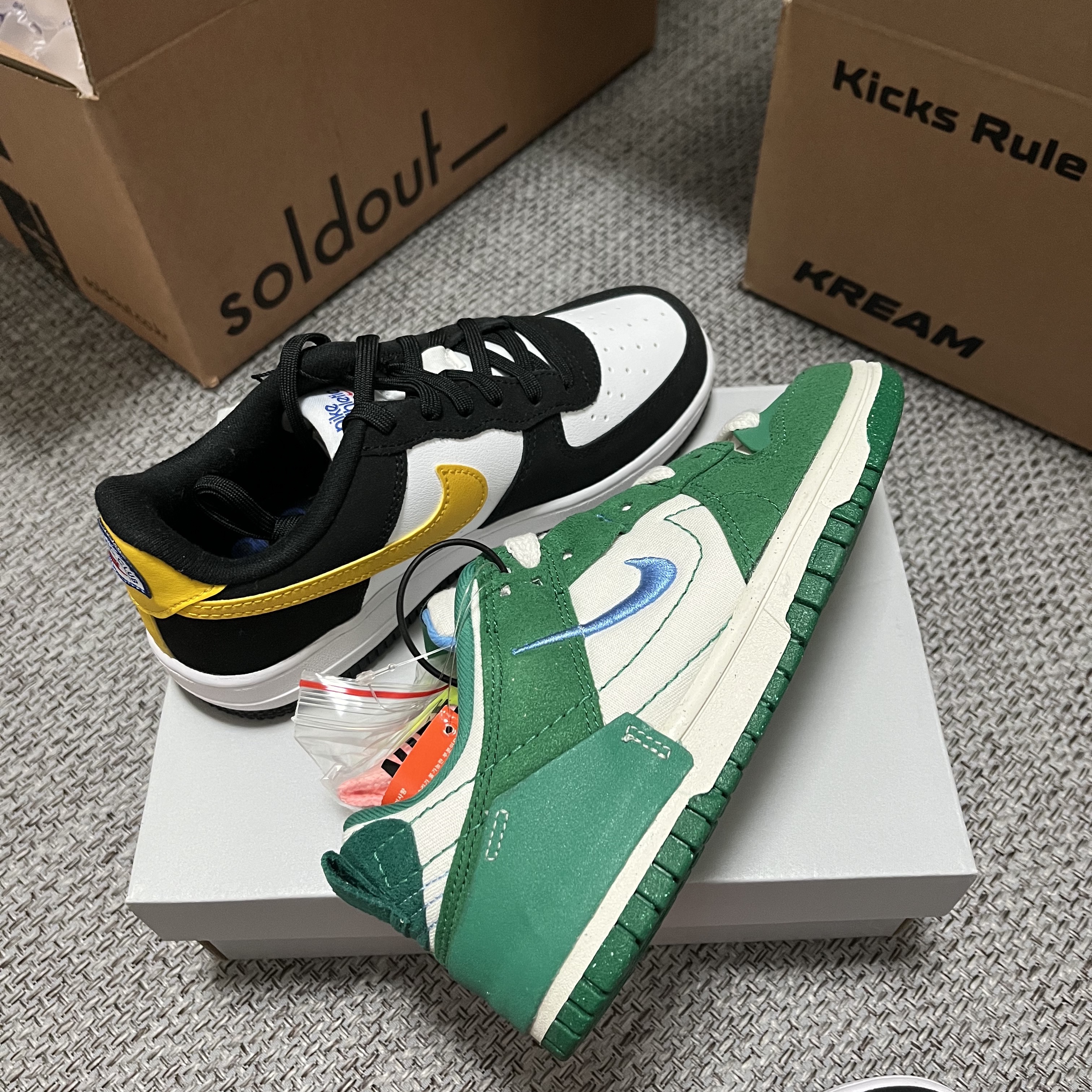 Nike Air Force 1 '07 LV8 Athletic Club Black Dark Sulfur, (W) Nike Dunk Low Disrupt 2 Phantom University Blue 착용 스타일