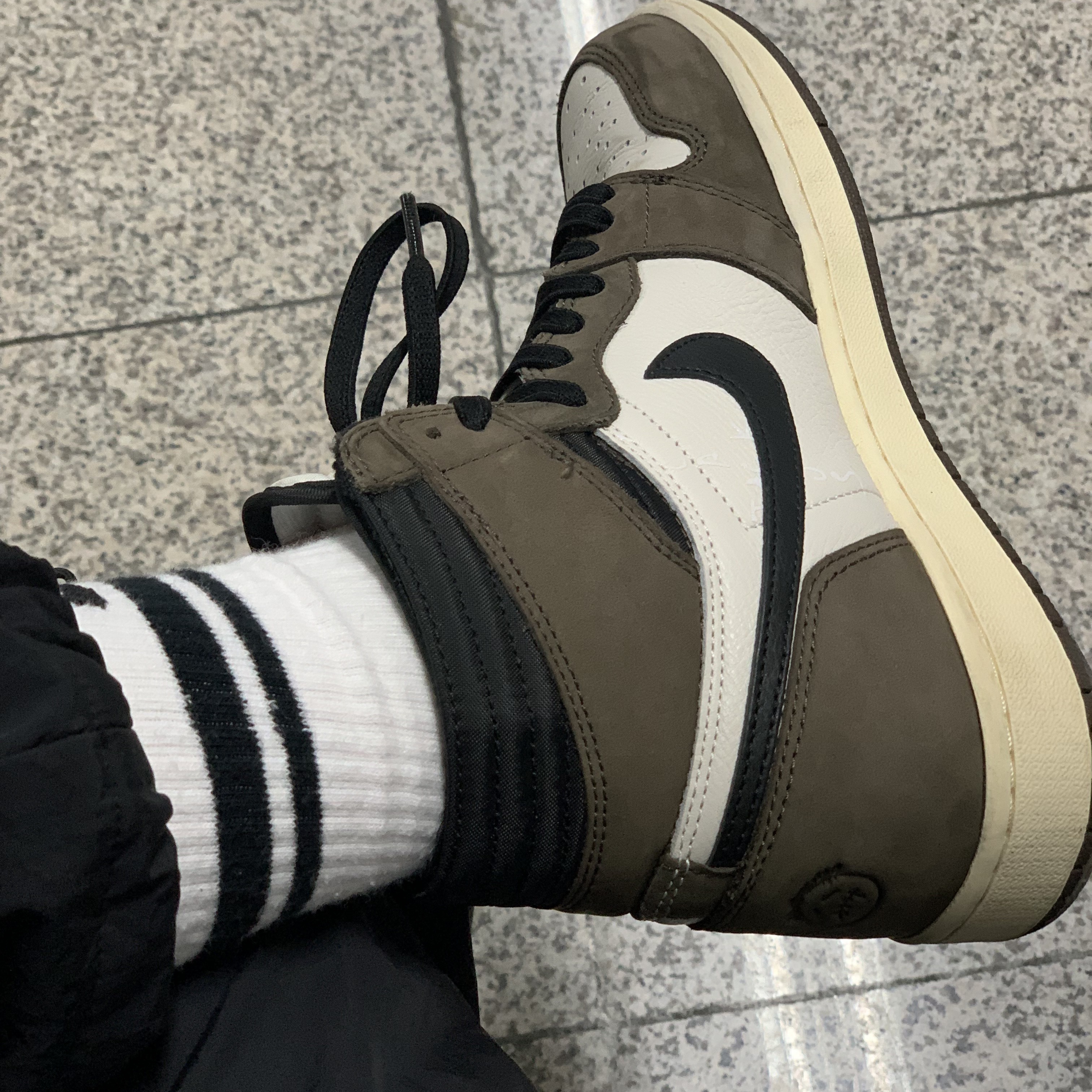 Jordan 1 x Travis Scott Retro High OG SP Mocha 착용 스타일 - 1