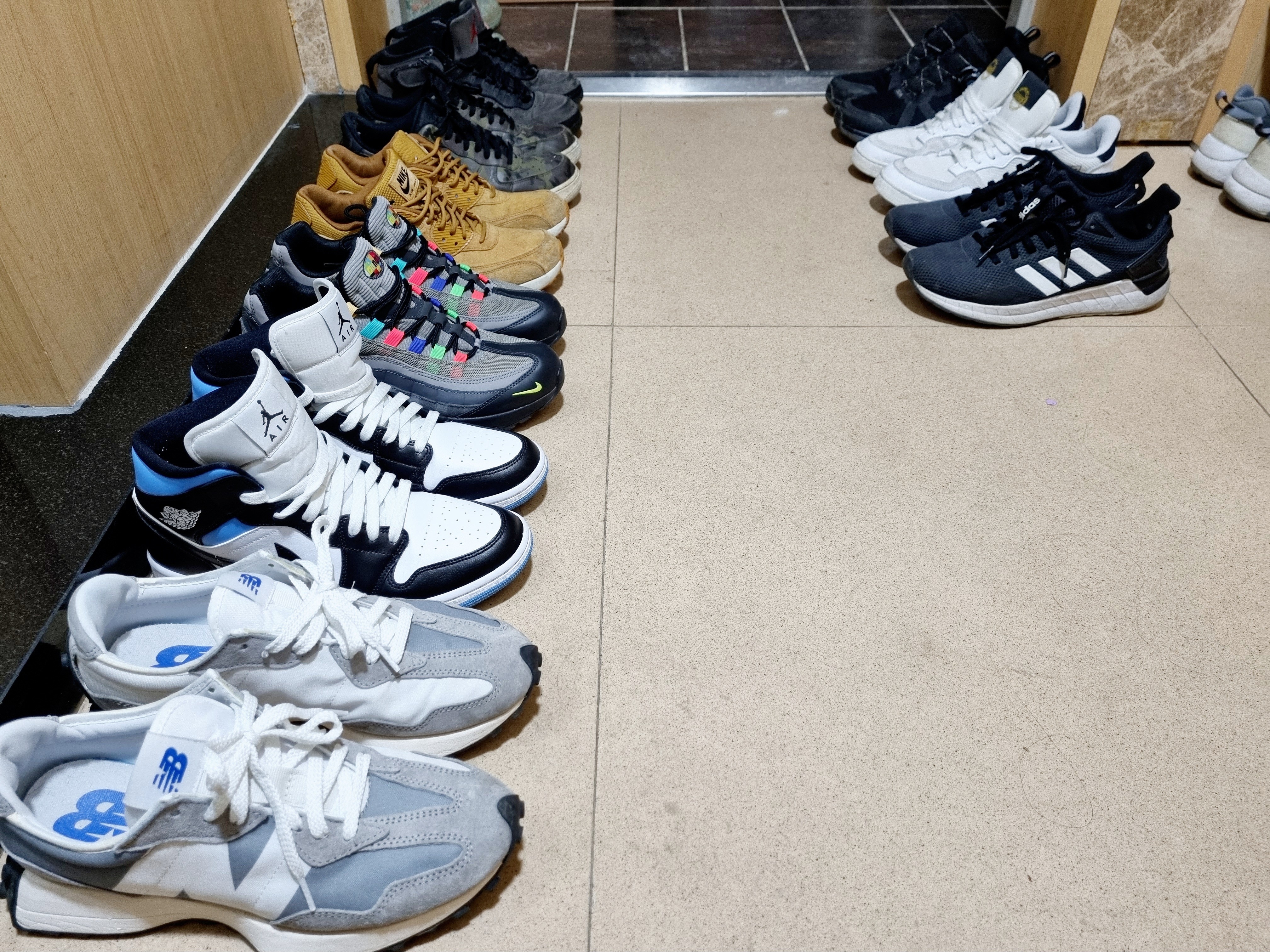 New Balance 327 Grey, (W) Jordan 1 Mid White Black University Blue 착용 스타일 - 1