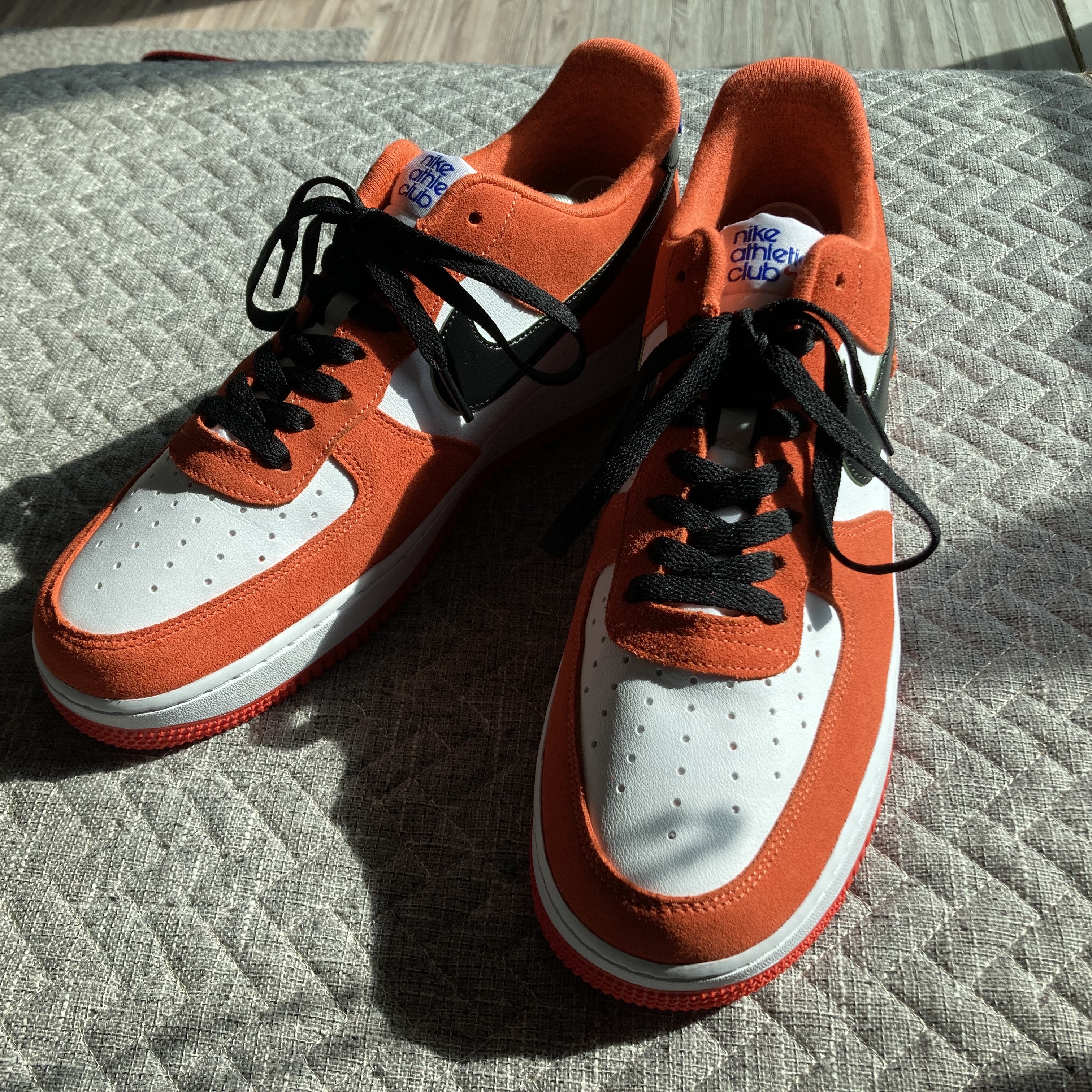 Nike Air Force 1 '07 LV8 Athletic Club Rush Orange Washed Teal 착용 스타일 - 2