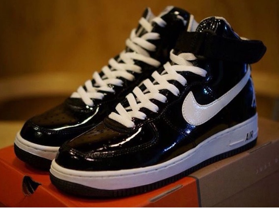 Nike Air Force 1 High Sheed Triple White 착용 스타일 - 1