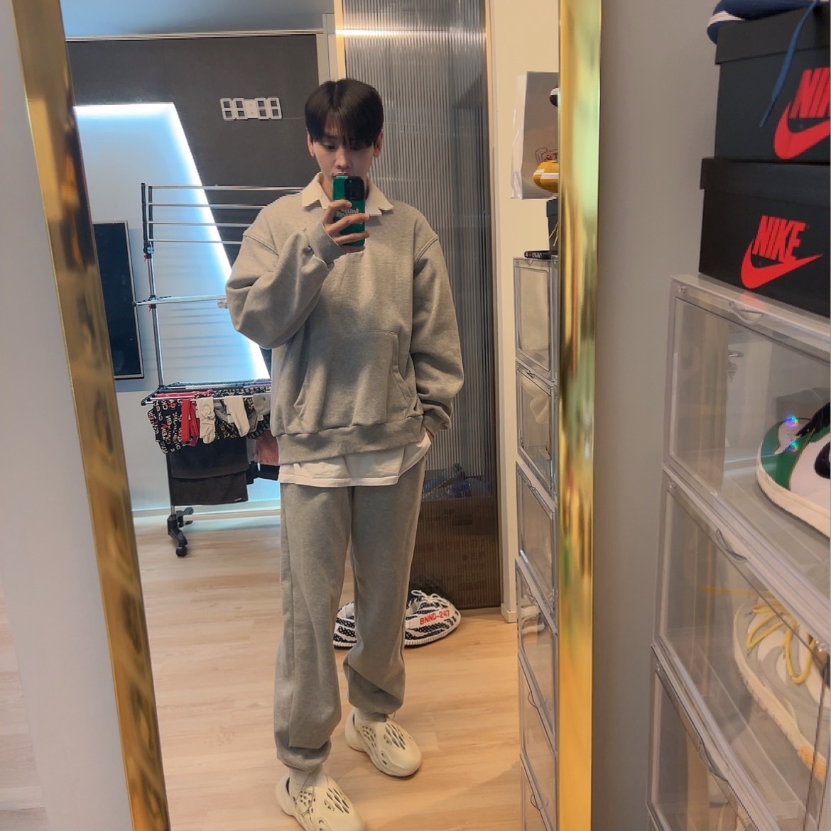 Adidas Yeezy Foam RNNR Sand 착용 스타일 - 1