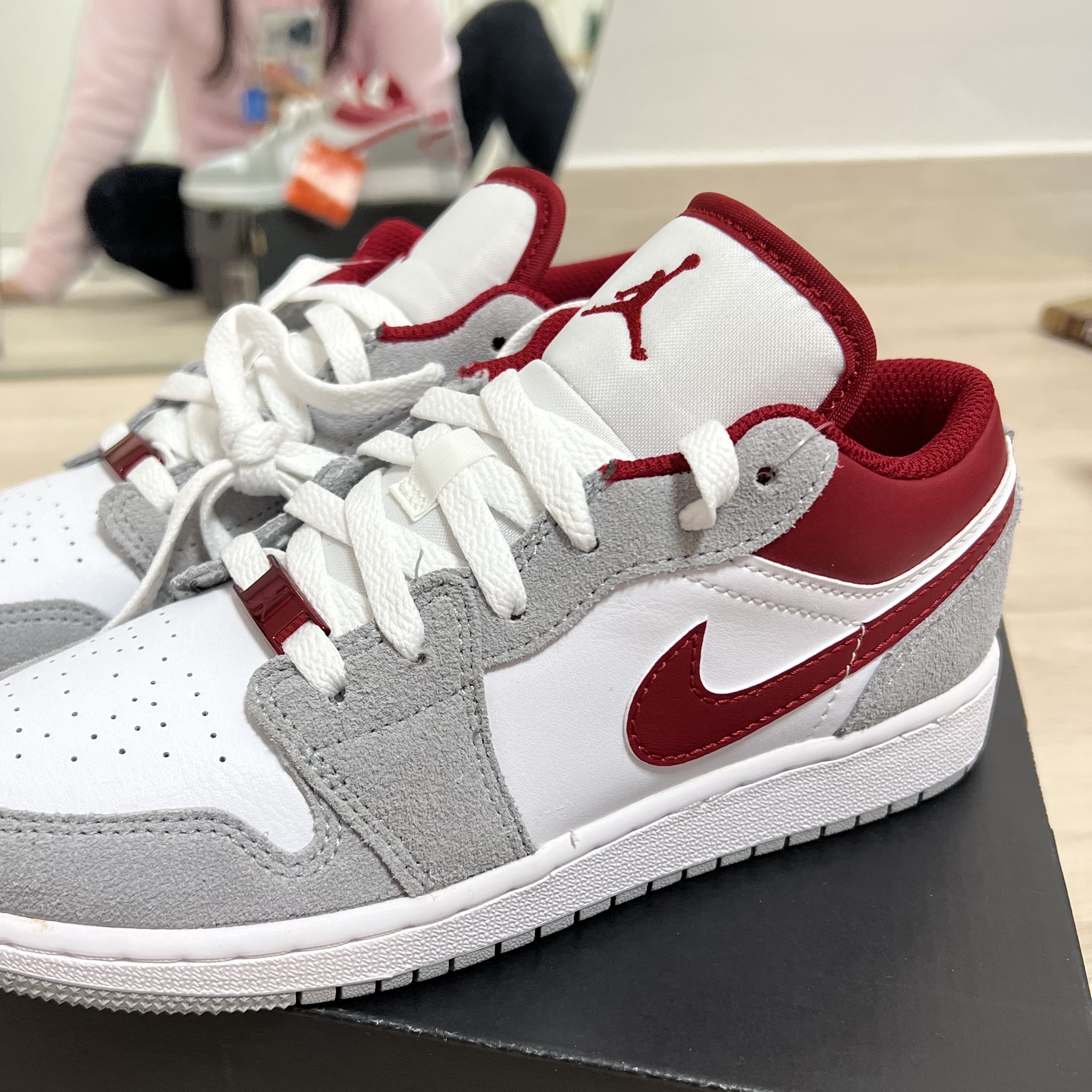 (GS) Jordan 1 Low SE Light Smoke Grey Gym Red 착용 스타일 - 2