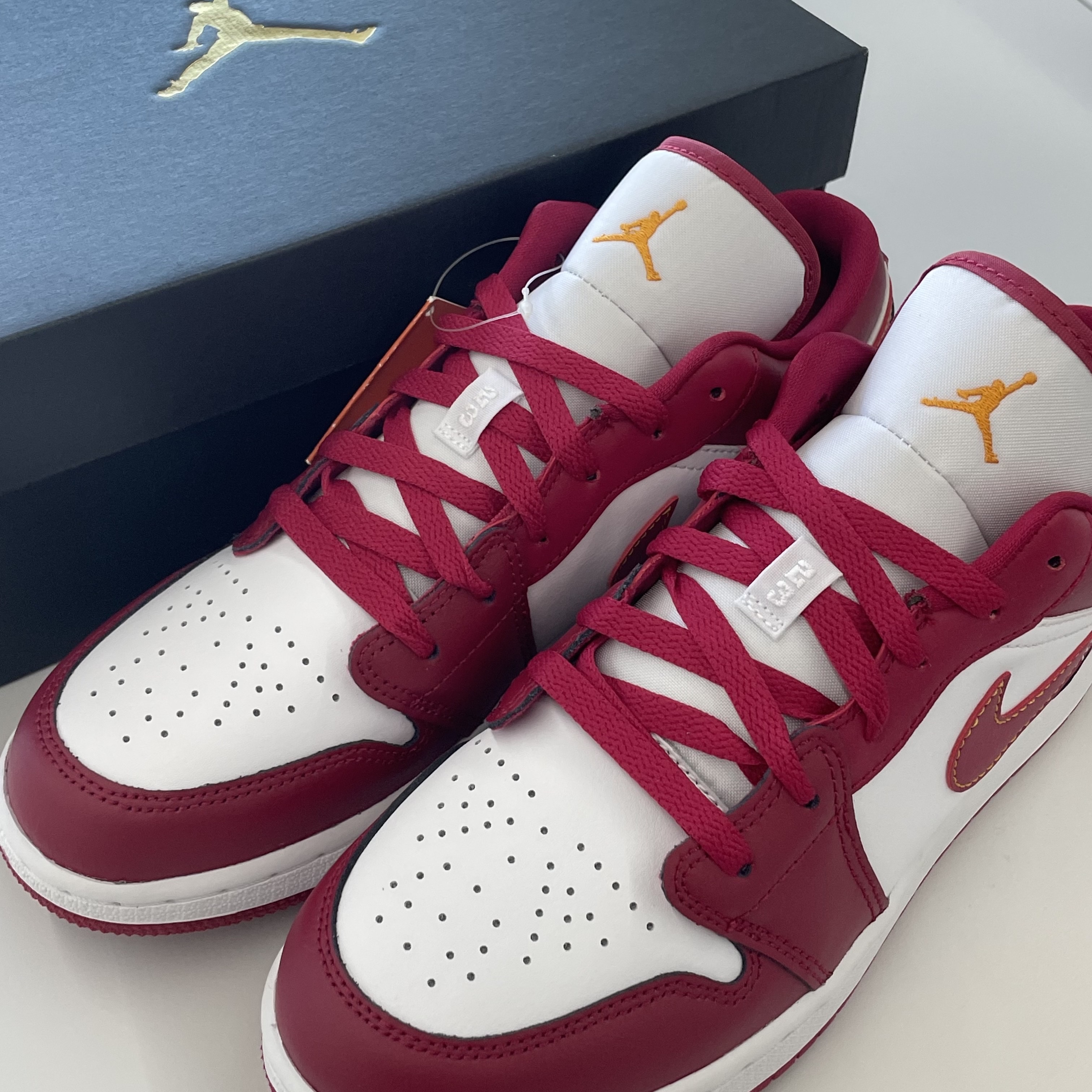 (GS) Jordan 1 Low Cardinal Red 착용 스타일 - 1