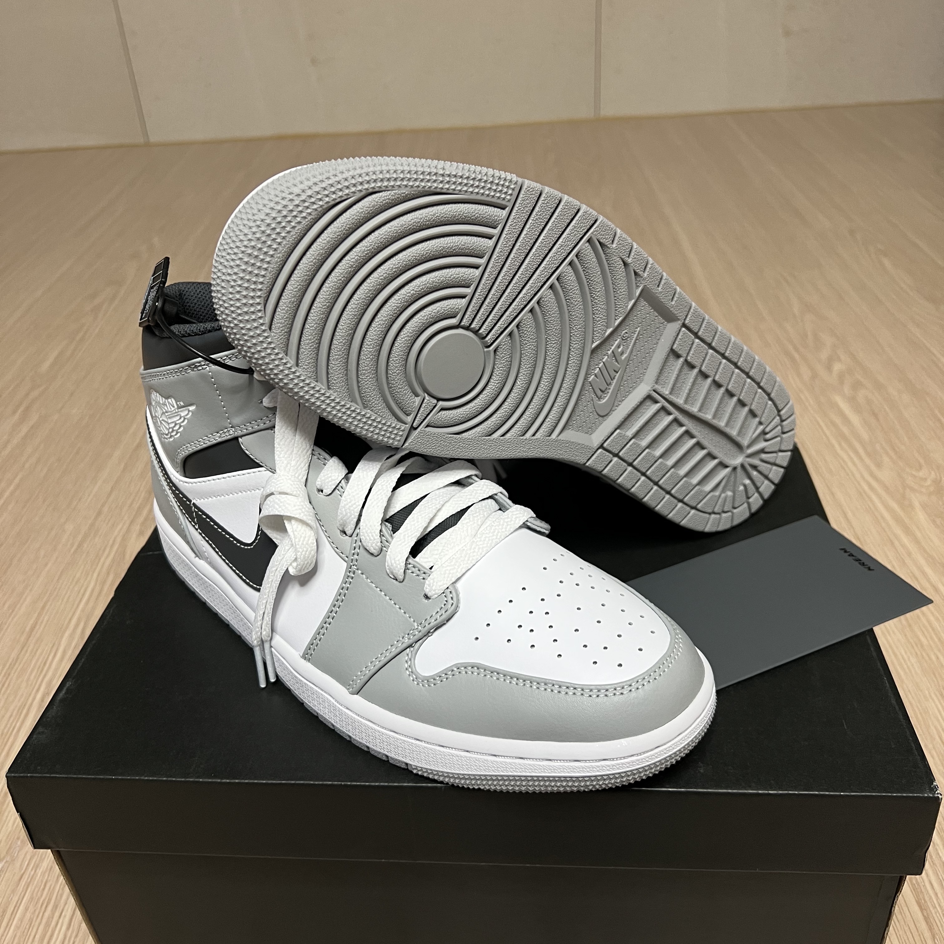 Jordan 1 Mid Light Smoke Grey Anthracite 착용 스타일