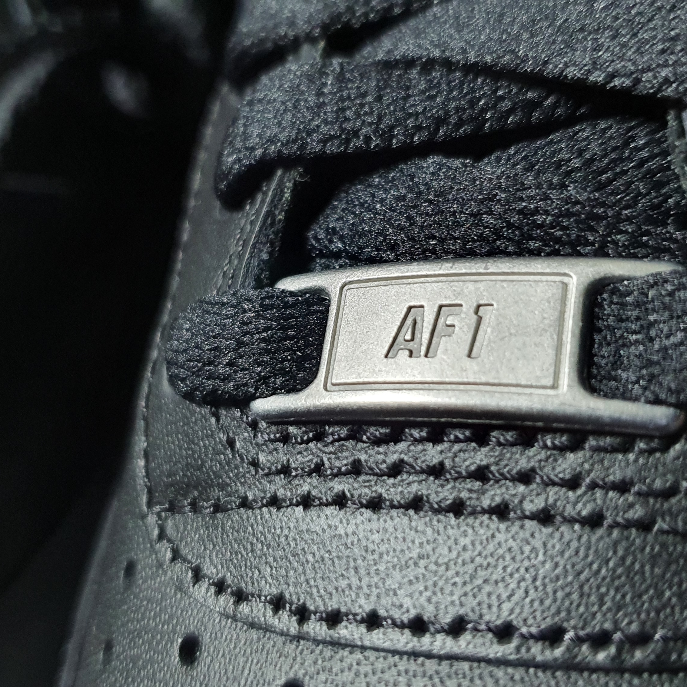 Nike Air Force 1 '07 Low Triple Black 착용 스타일 - 1
