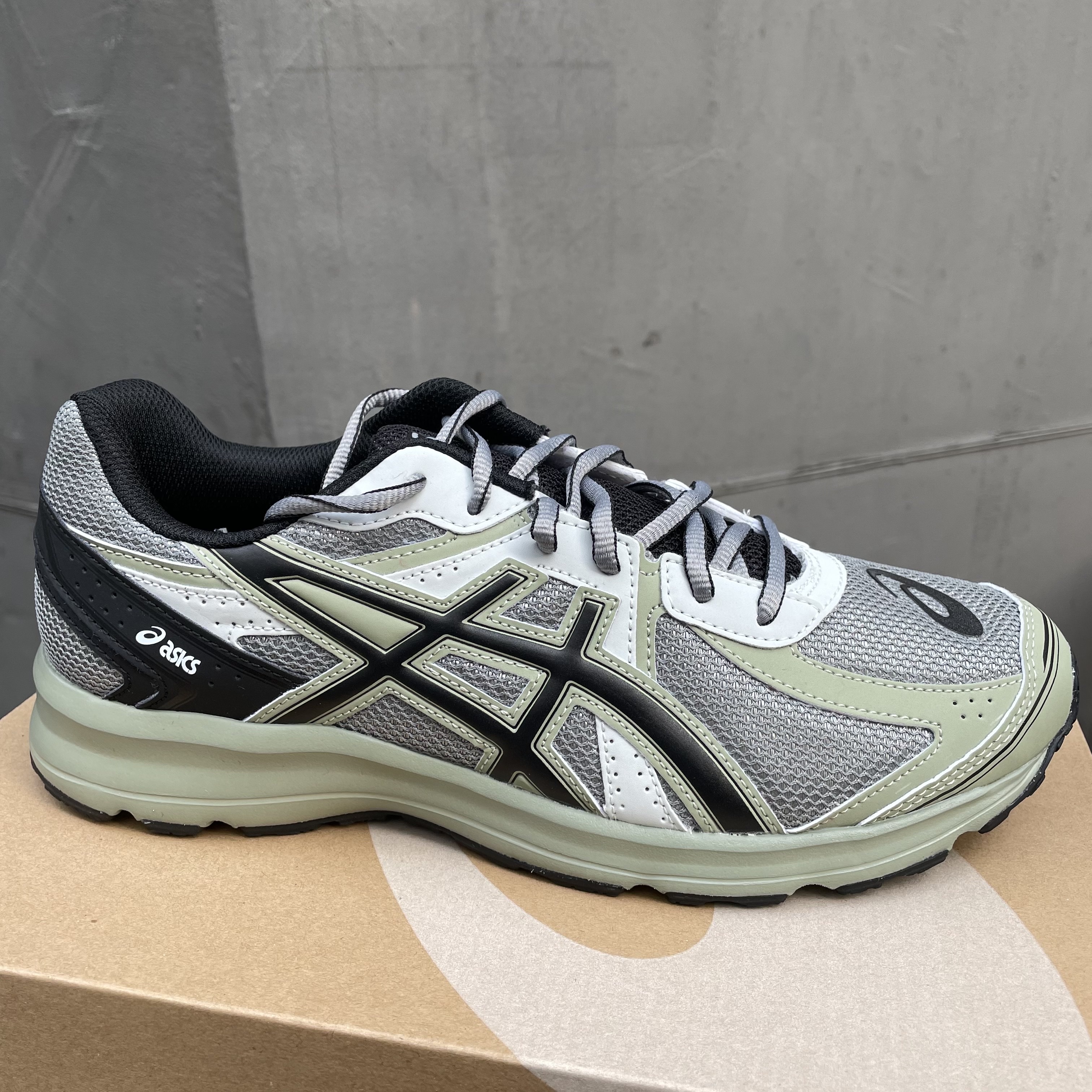 Asics Jog 100 S Sheet Rock - 2E Wide 착용 스타일 - 1