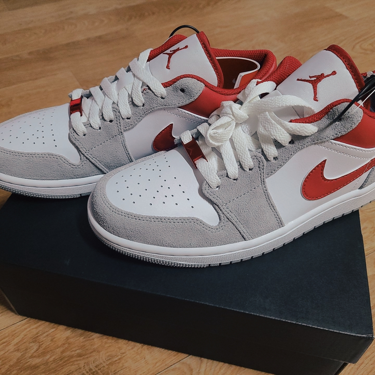Jordan 1 Low SE Light Smoke Grey Gym Red, (W) Nike Dunk Low Vintage Green 착용 스타일 - 1