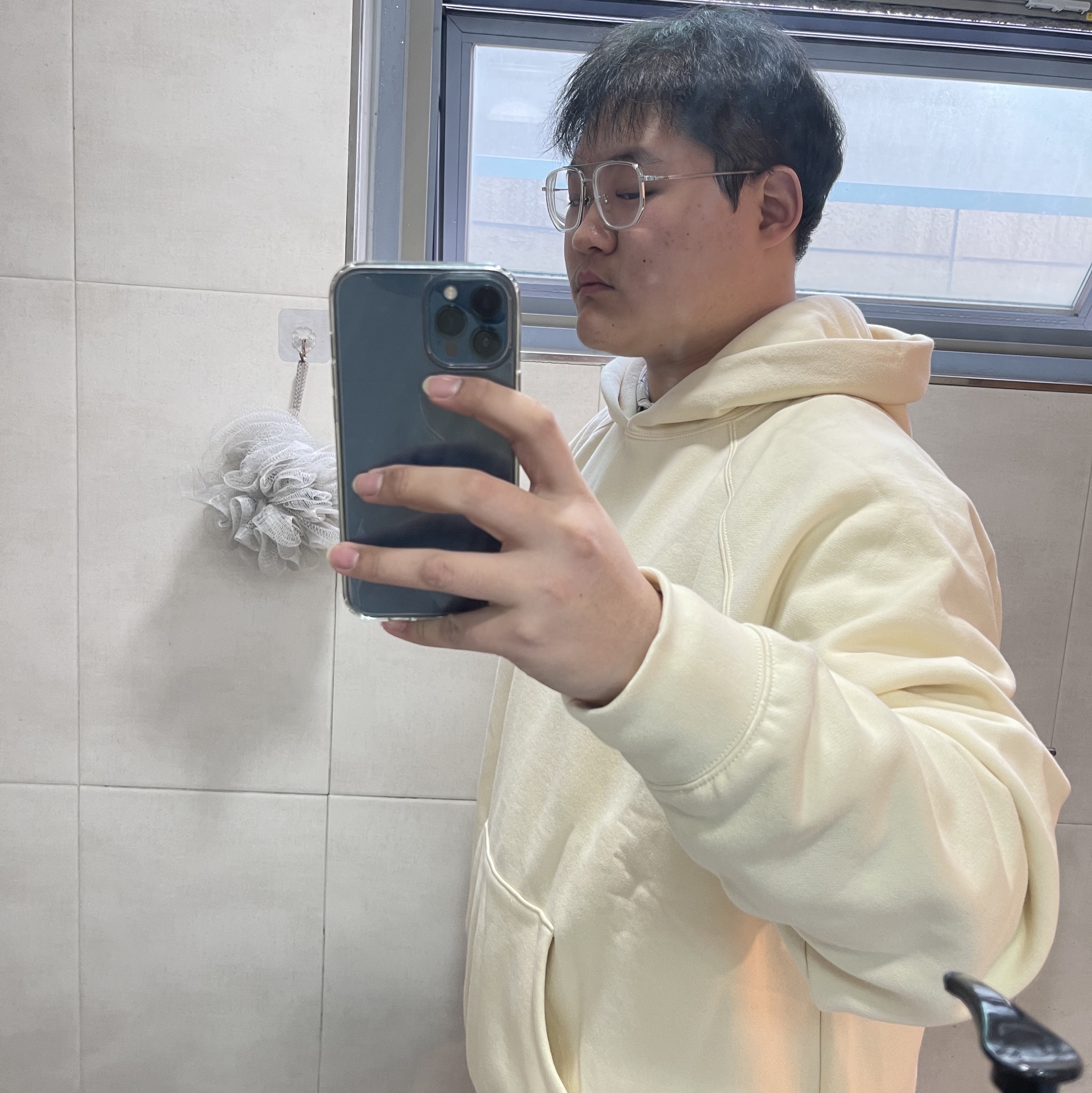 Essentials Pull-Over Hoodie Cream - 21SS 착용 스타일