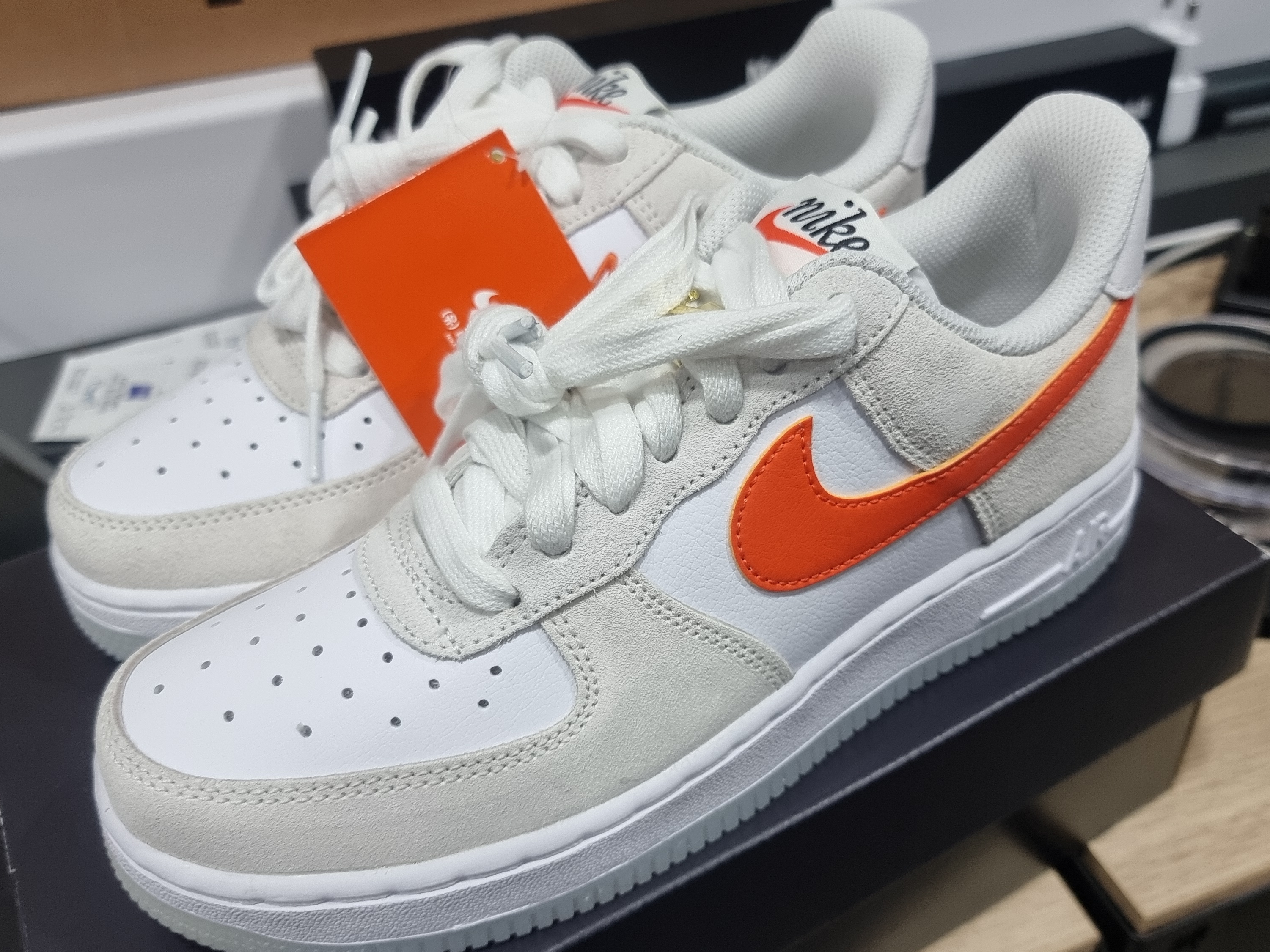 (W) Nike Air Force 1 '07 SE First Use Orange Sail 착용 스타일 - 1
