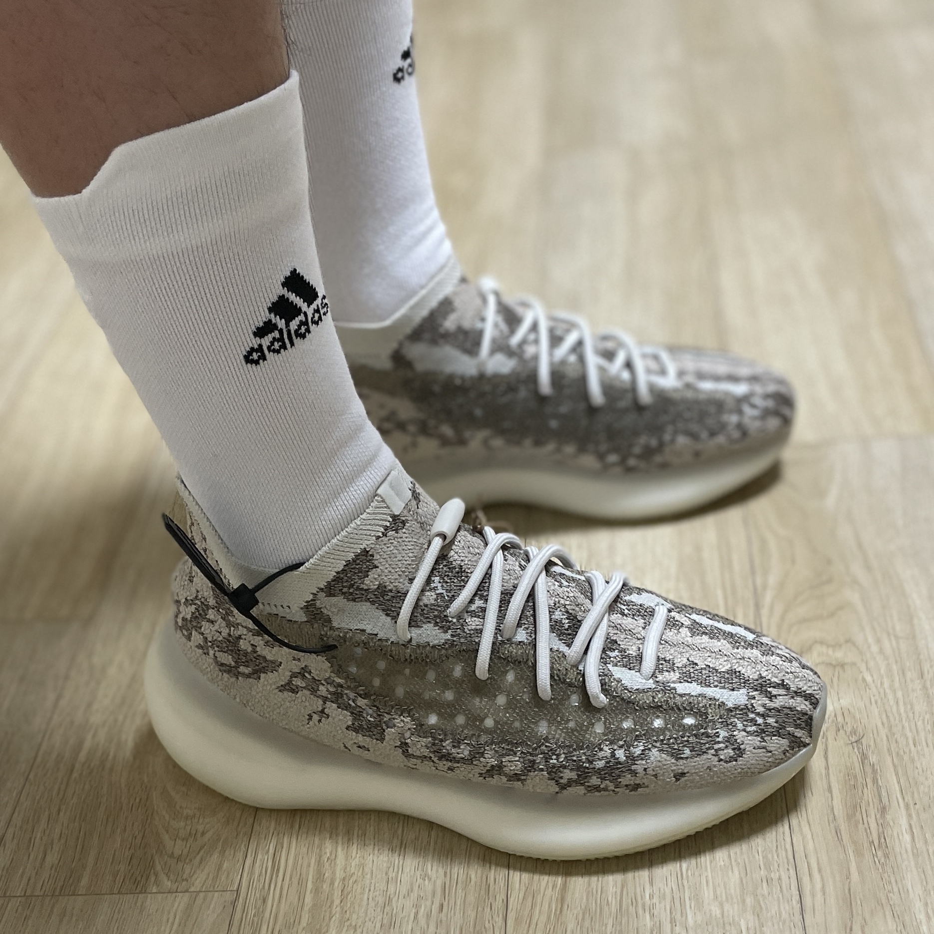 Adidas Yeezy Boost 380 Pyrite 착용 스타일 - 1
