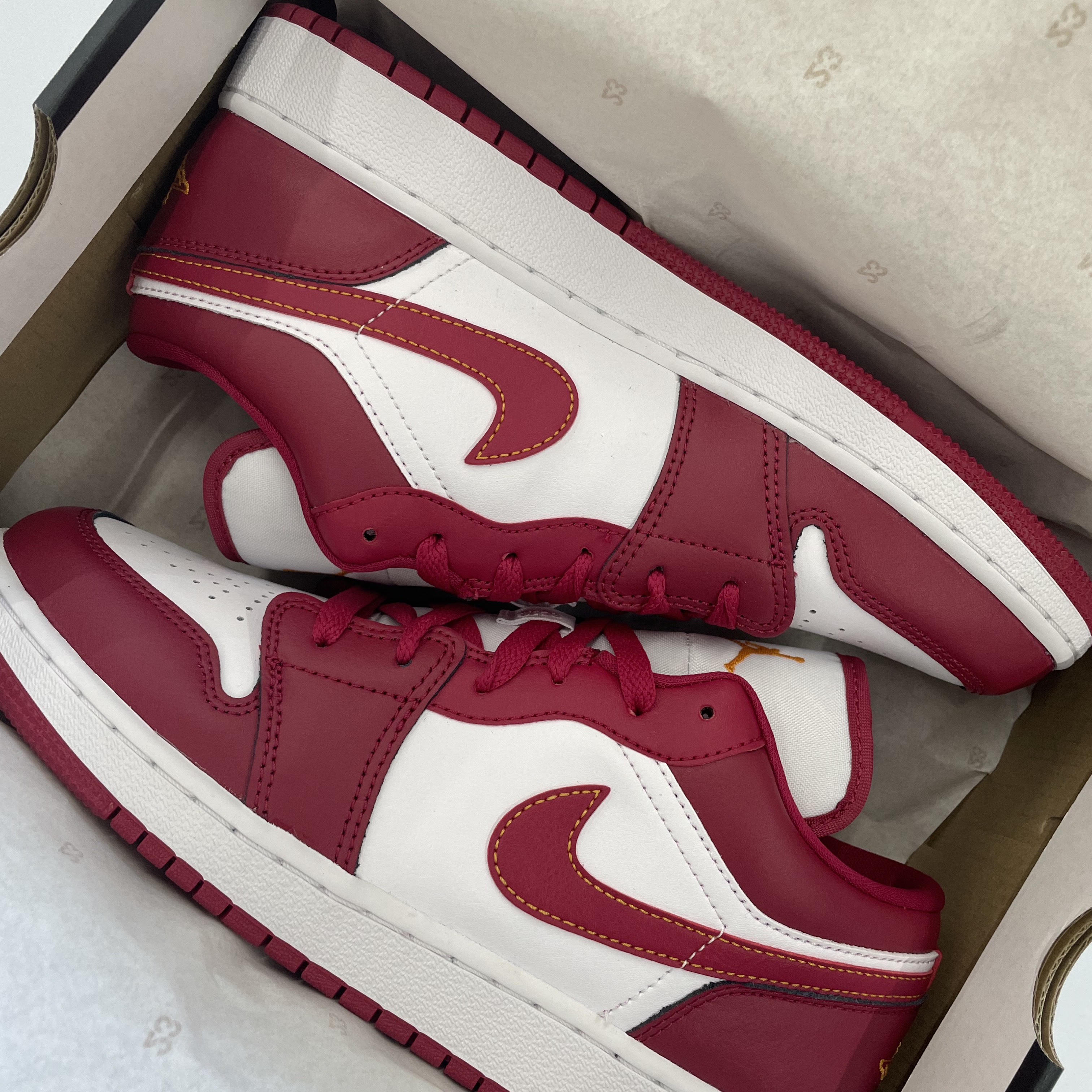 (GS) Jordan 1 Low Cardinal Red 착용 스타일 - 2