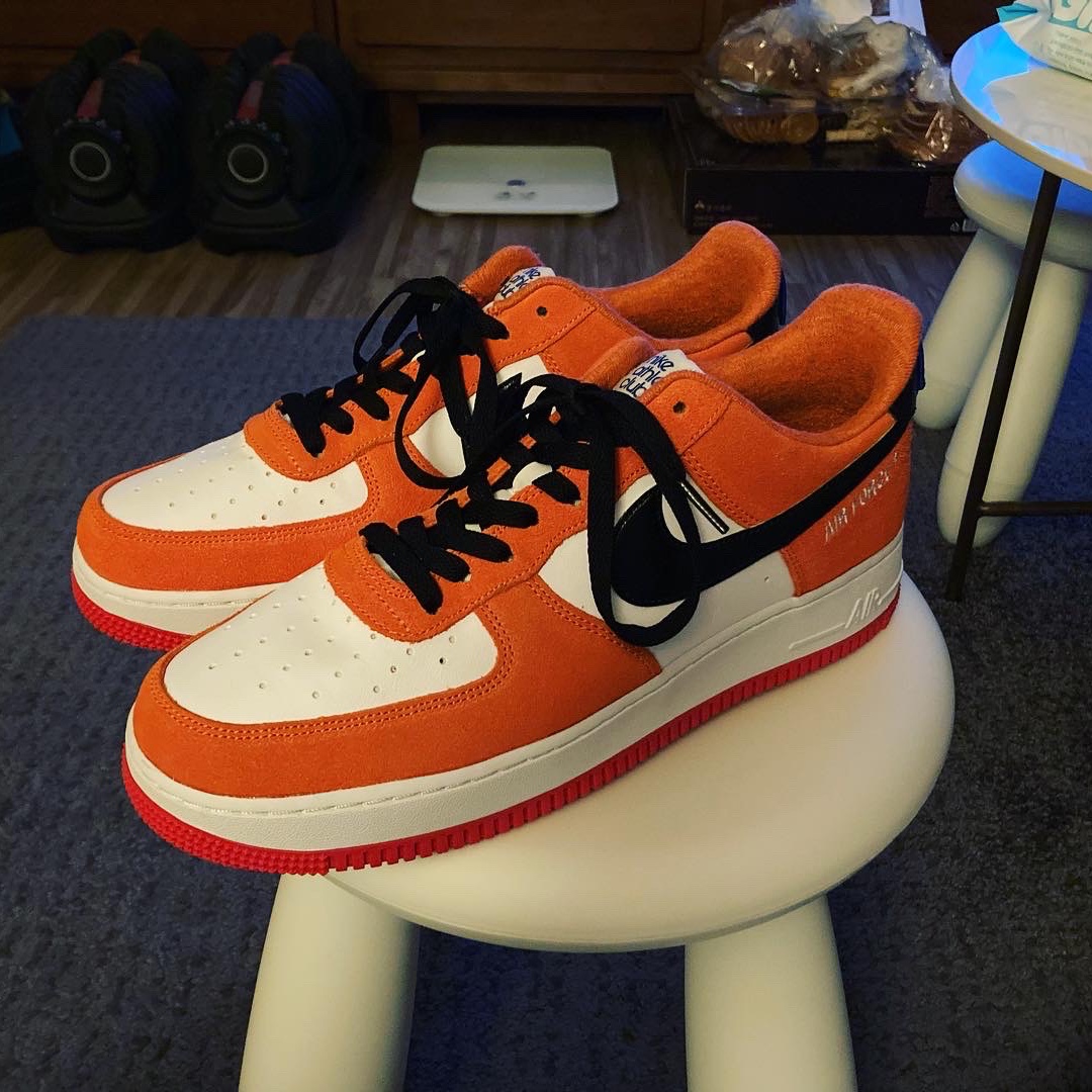 Nike Air Force 1 '07 LV8 Athletic Club Rush Orange Washed Teal 착용 스타일 - 1