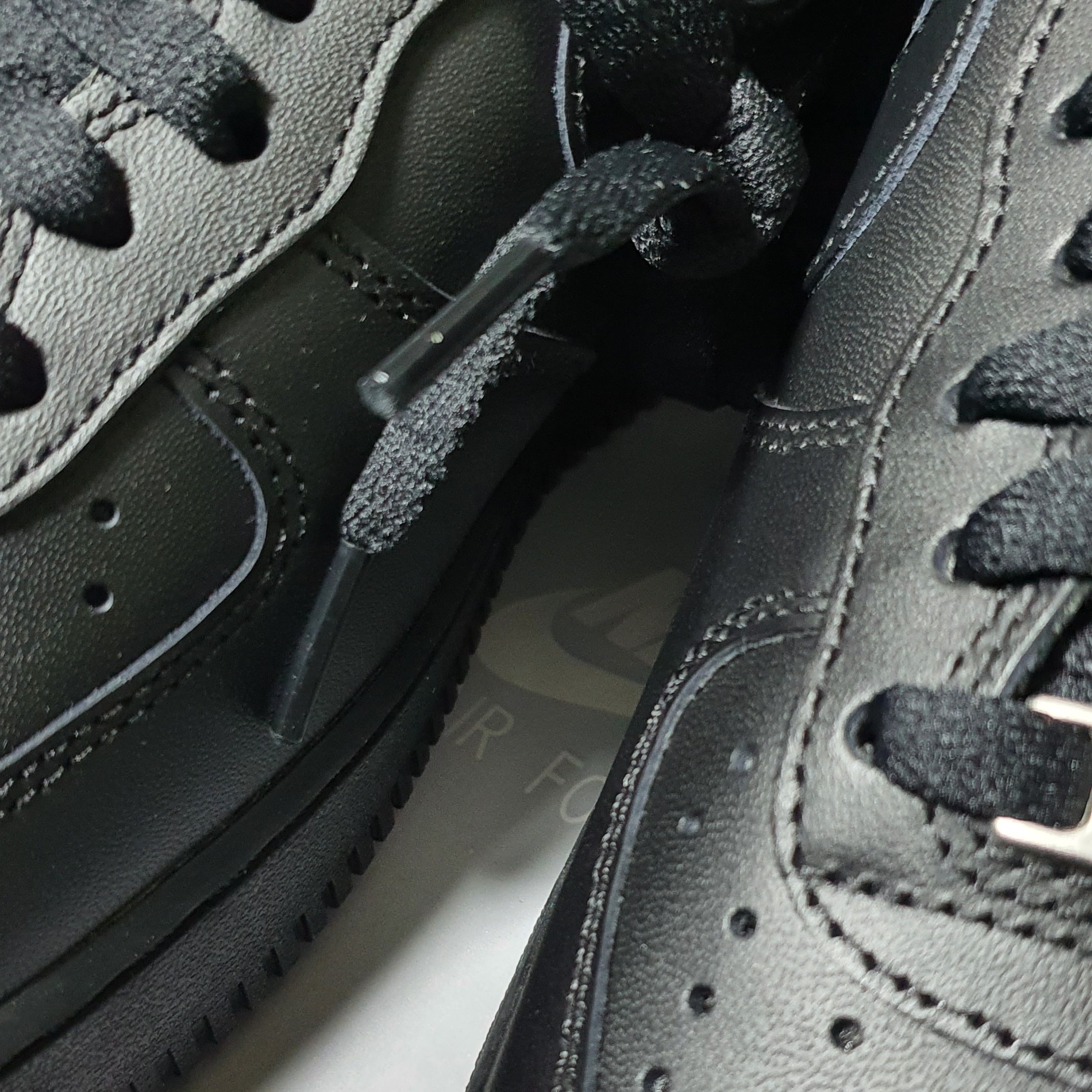Nike Air Force 1 '07 Low Triple Black 착용 스타일 - 2
