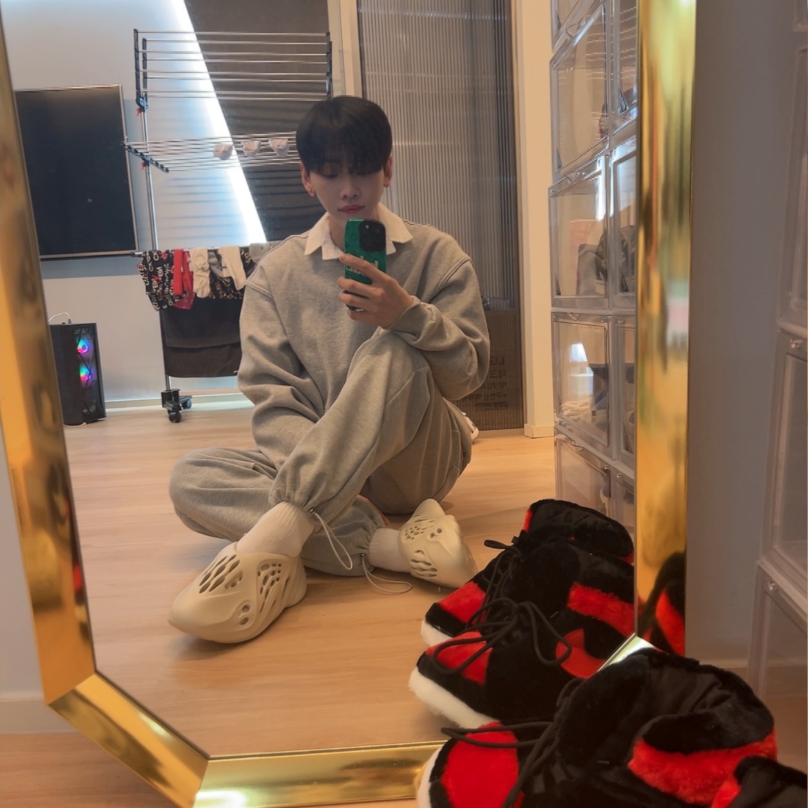 Adidas Yeezy Foam RNNR Sand 착용 스타일 - 2