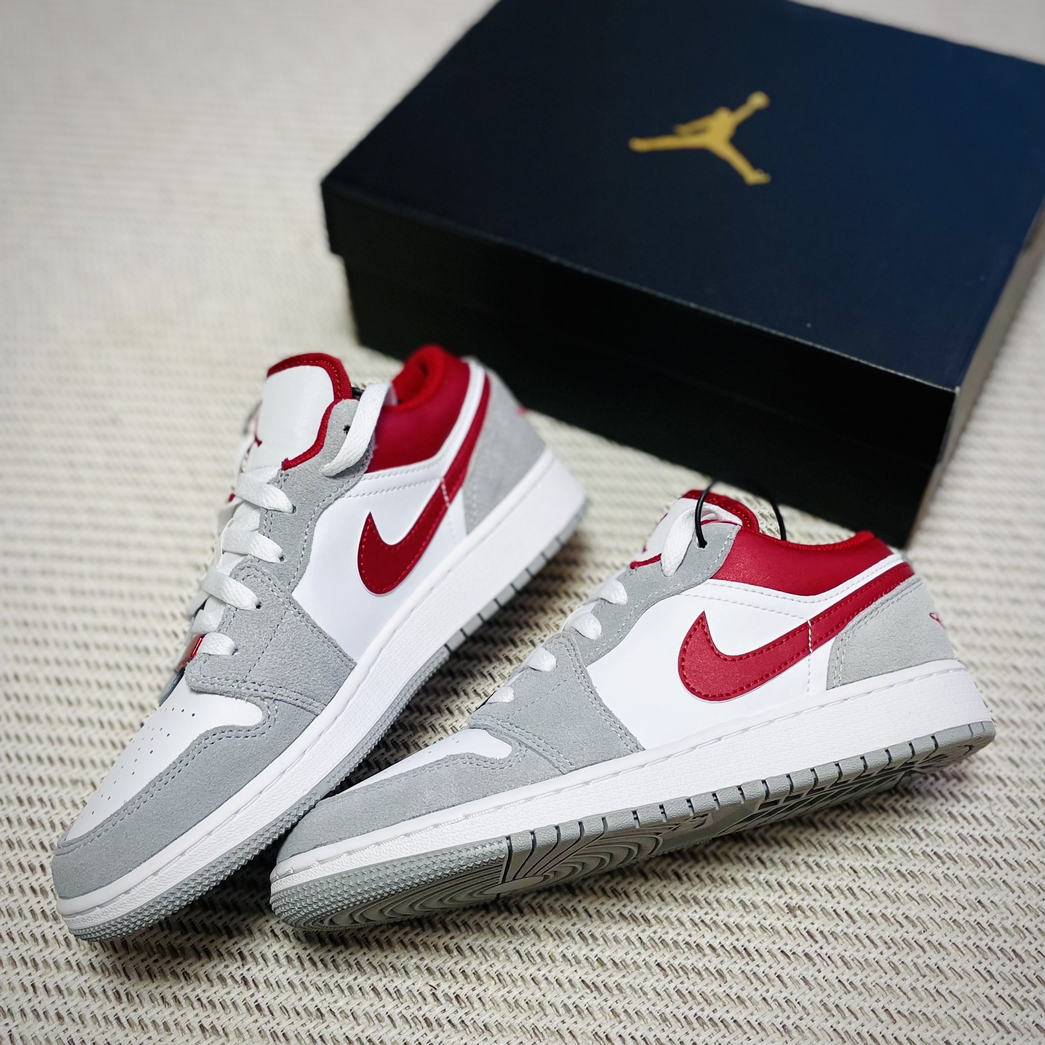 (GS) Jordan 1 Low SE Light Smoke Grey Gym Red 착용 스타일 - 1