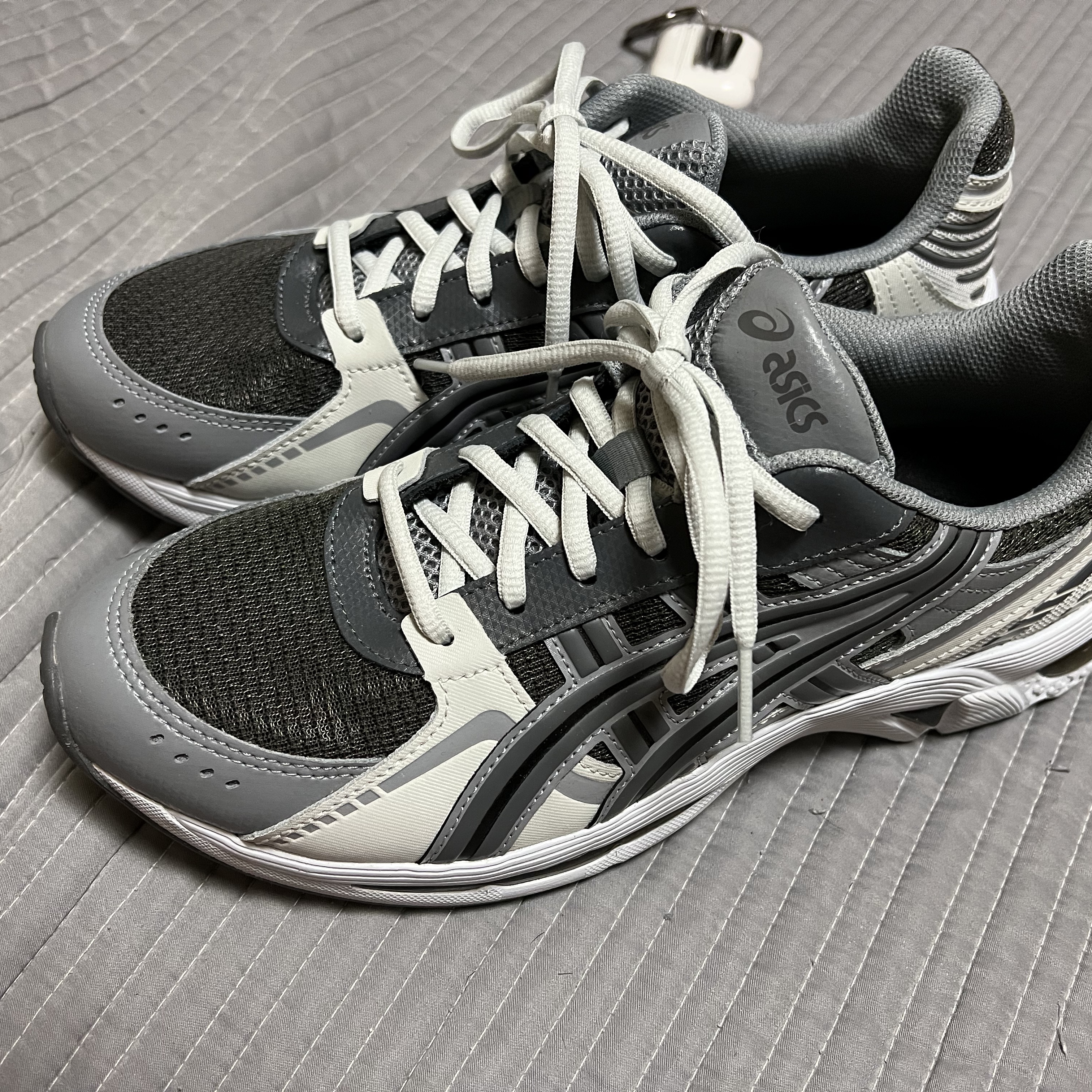 Asics Gel-Kyrios Carrier Grey 착용 스타일