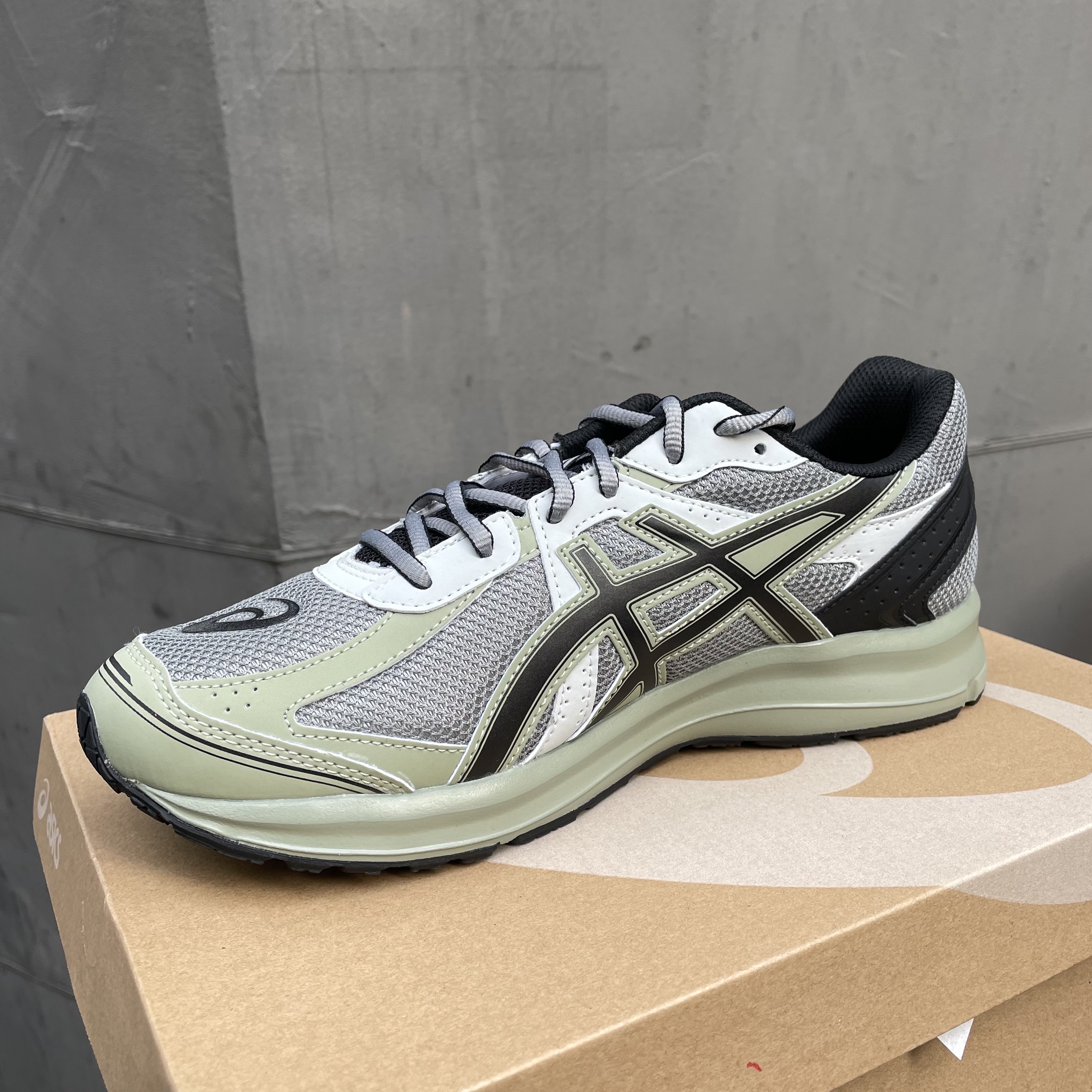Asics Jog 100 S Sheet Rock - 2E Wide 착용 스타일 - 3