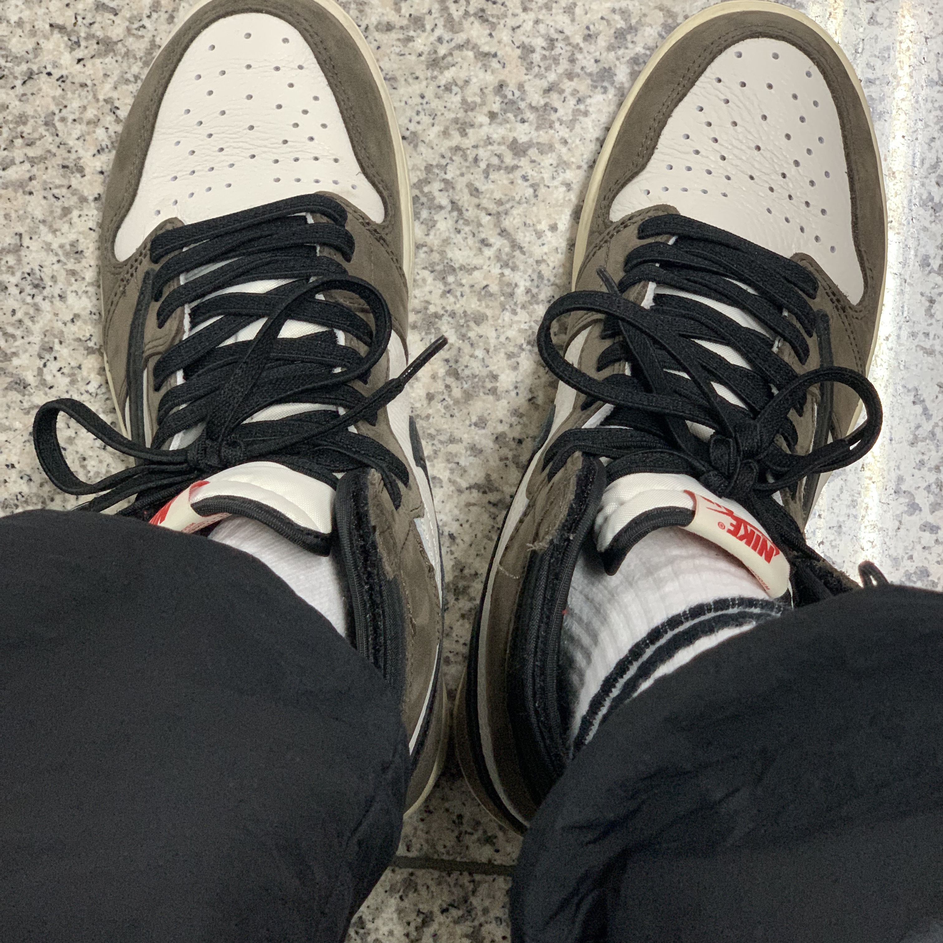 Jordan 1 x Travis Scott Retro High OG SP Mocha 착용 스타일 - 2