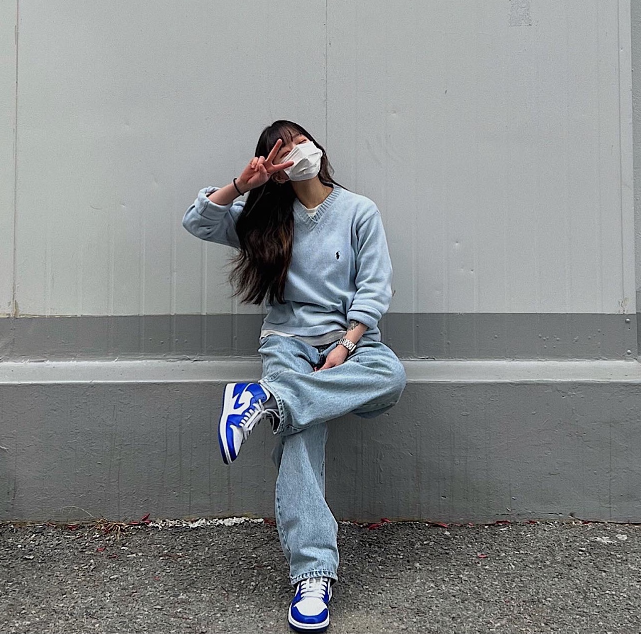 (W) Jordan 1 Mid White Hyper Royal 착용 스타일 - 2