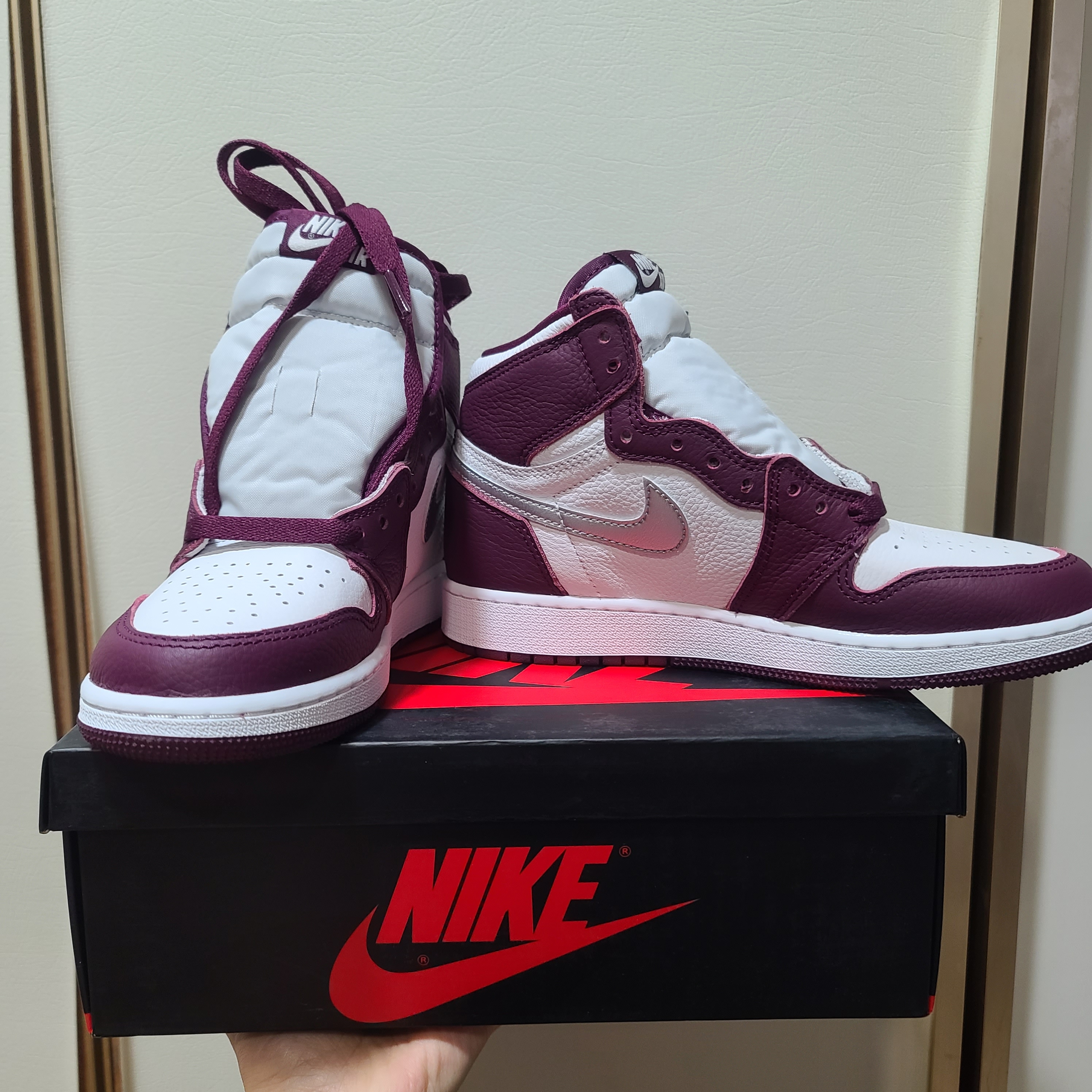 (GS) Jordan 1 Retro High OG Bordeaux, Jordan 1 Retro High OG Bordeaux 착용 스타일 - 4