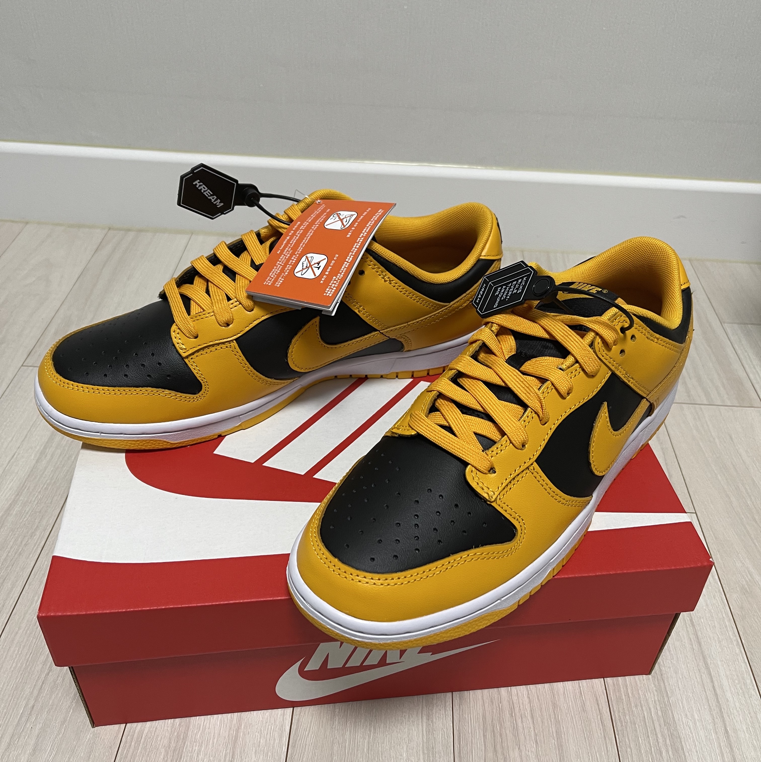 Nike Dunk Low Retro Championship Goldenrod 착용 스타일 - 2