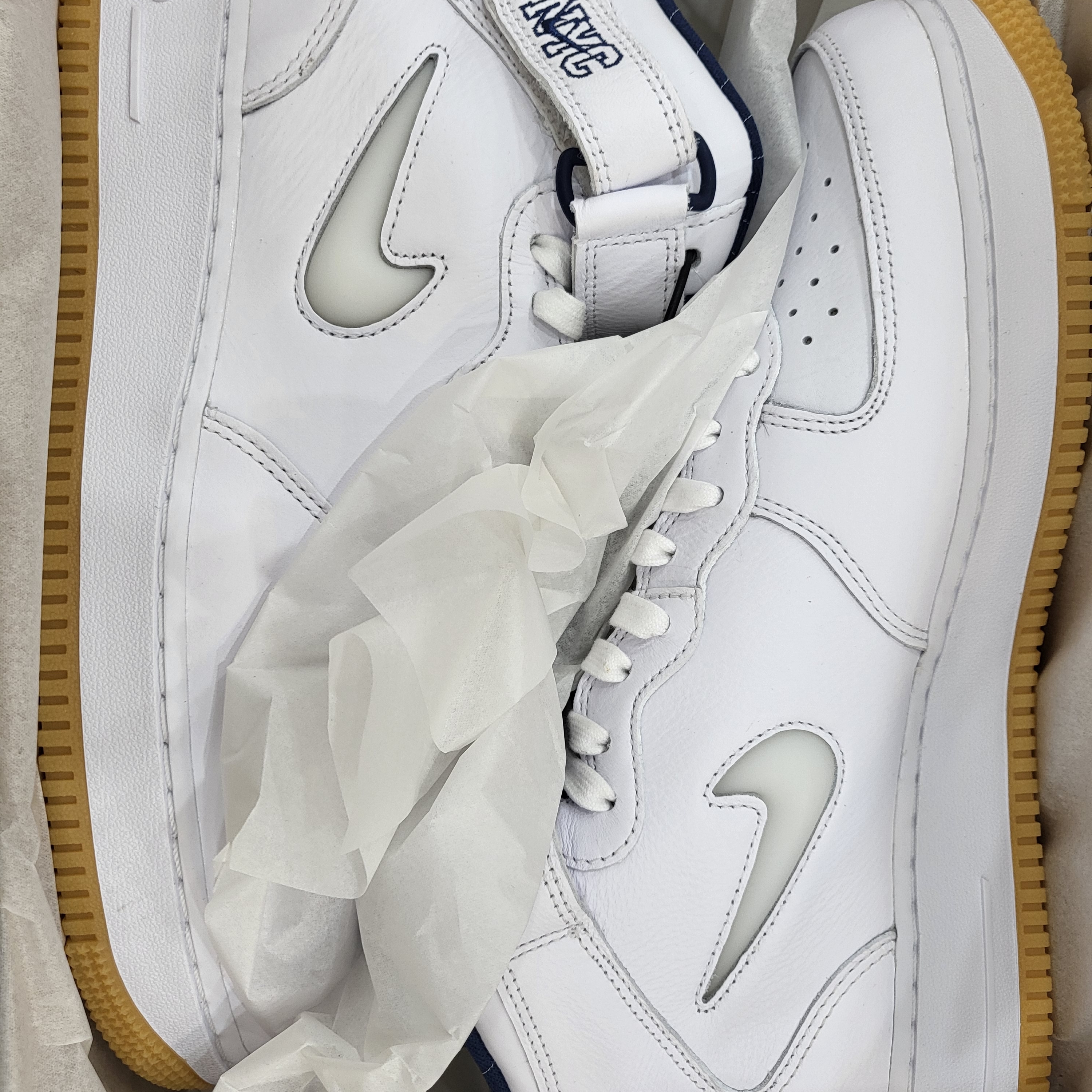 Nike Air Force 1 Mid QS NYC White Midnight Navy 착용 스타일 - 2