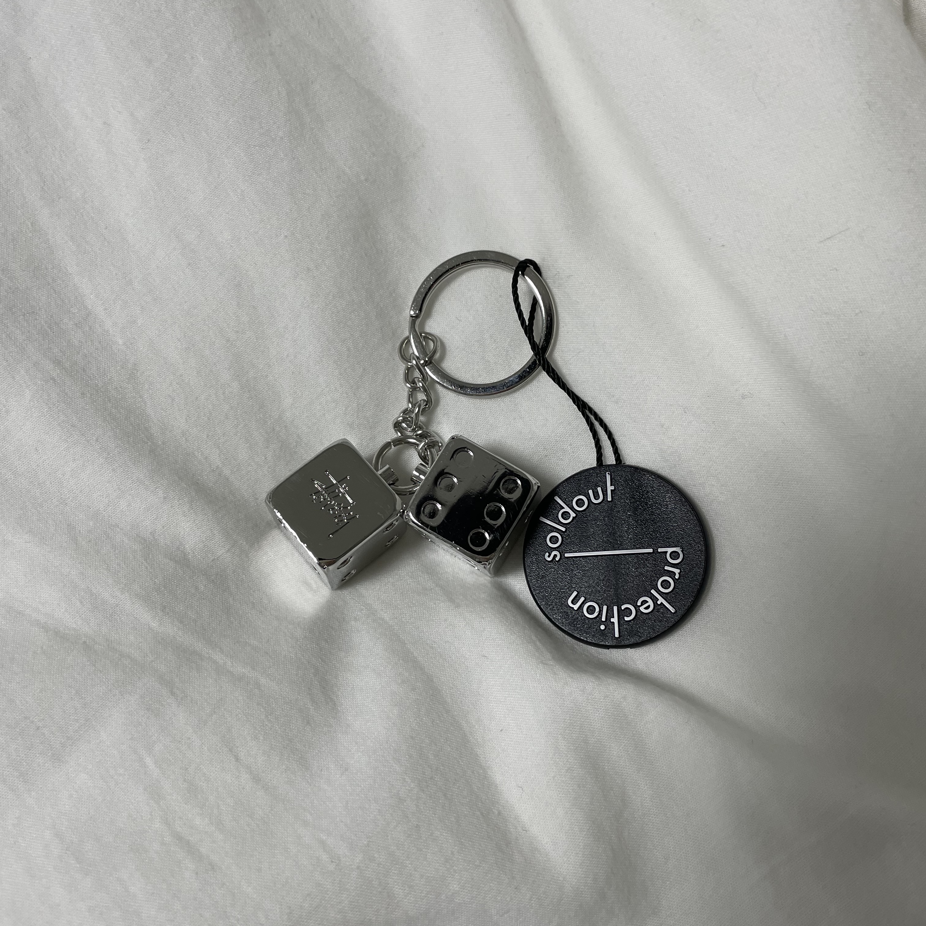 Stussy Metal Dice Keychain Silver 착용 스타일