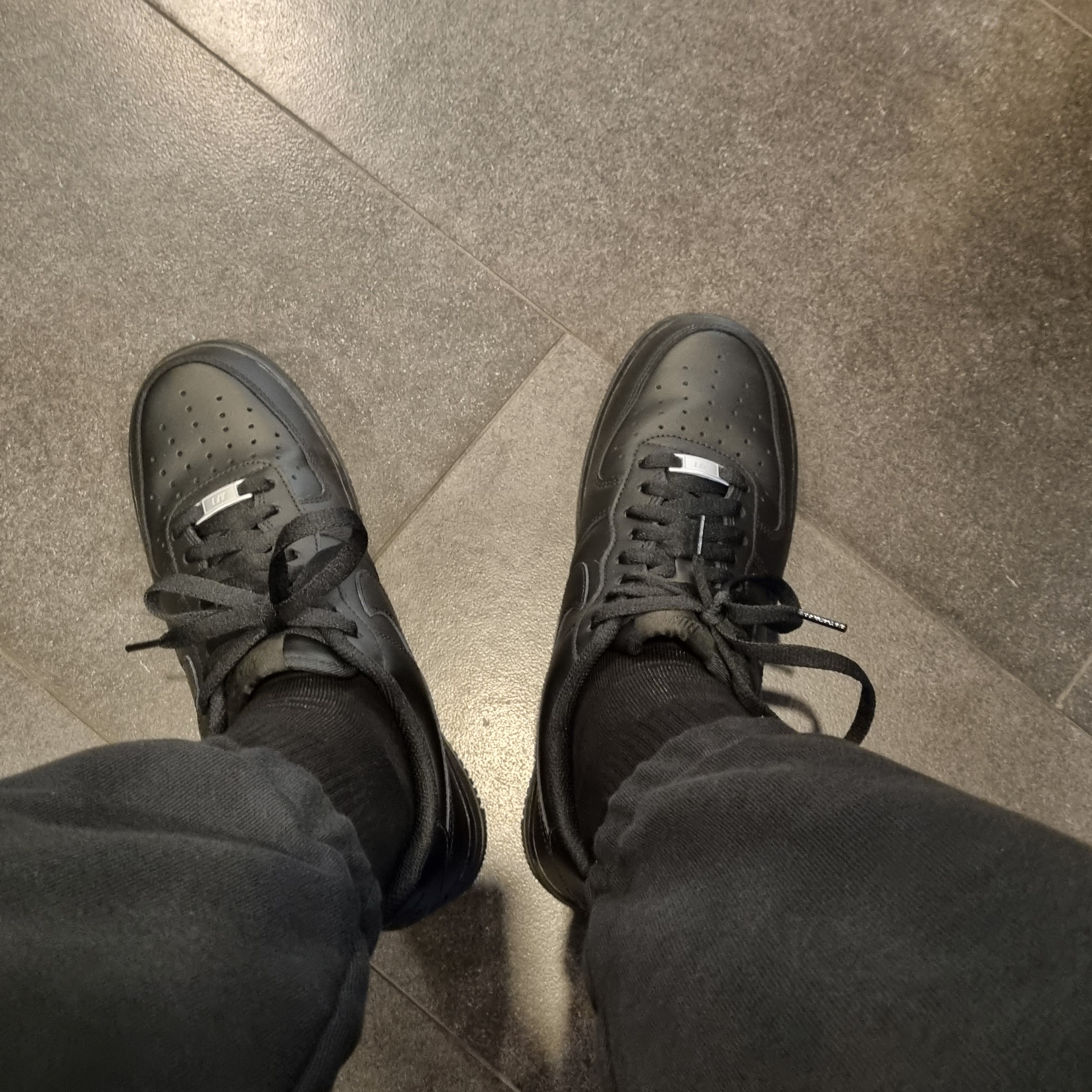 Nike Air Force 1 '07 Low Triple Black 착용 스타일