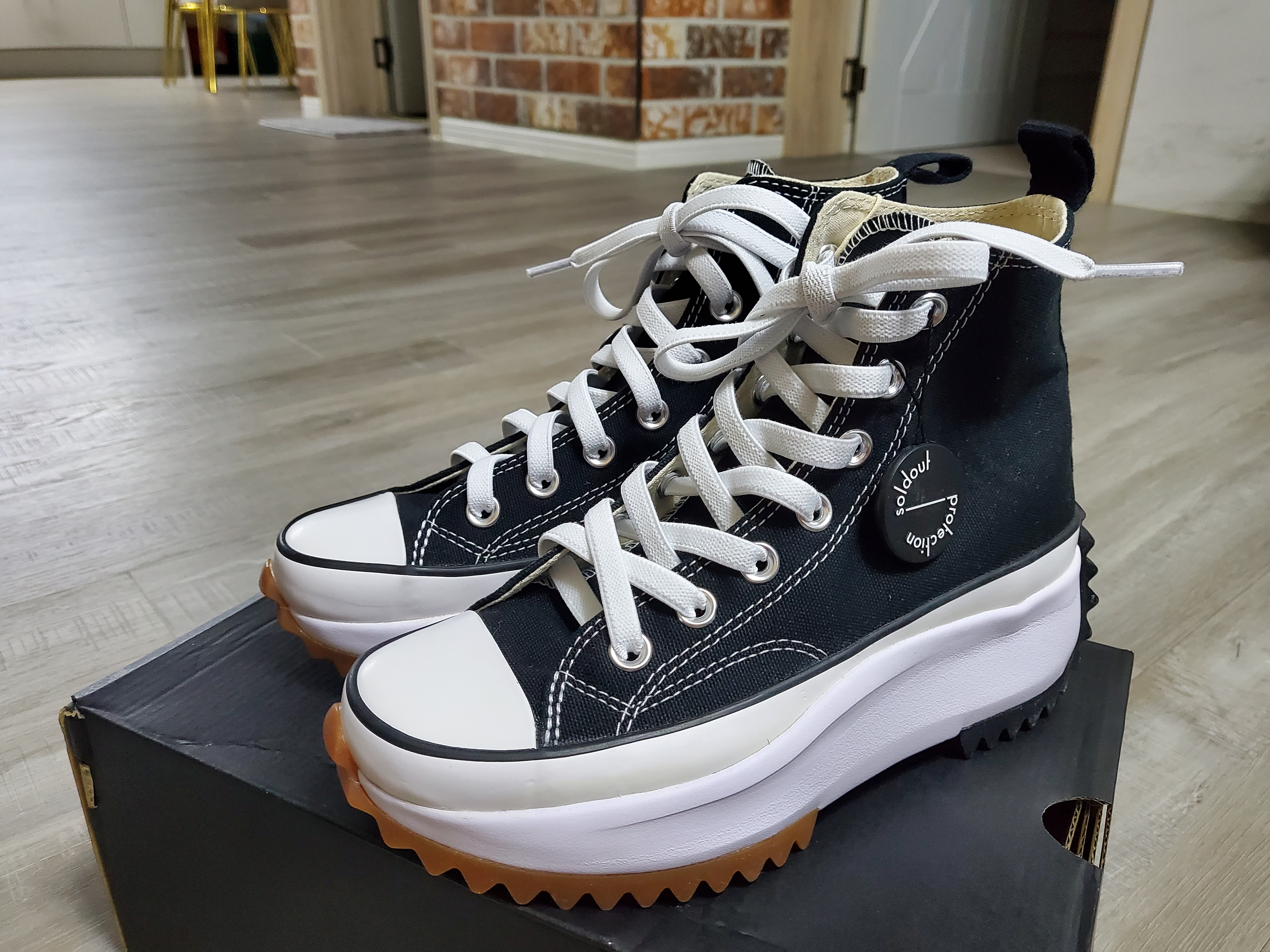 Converse Run Star Hike Hi Black White Gum 착용 스타일 - 2