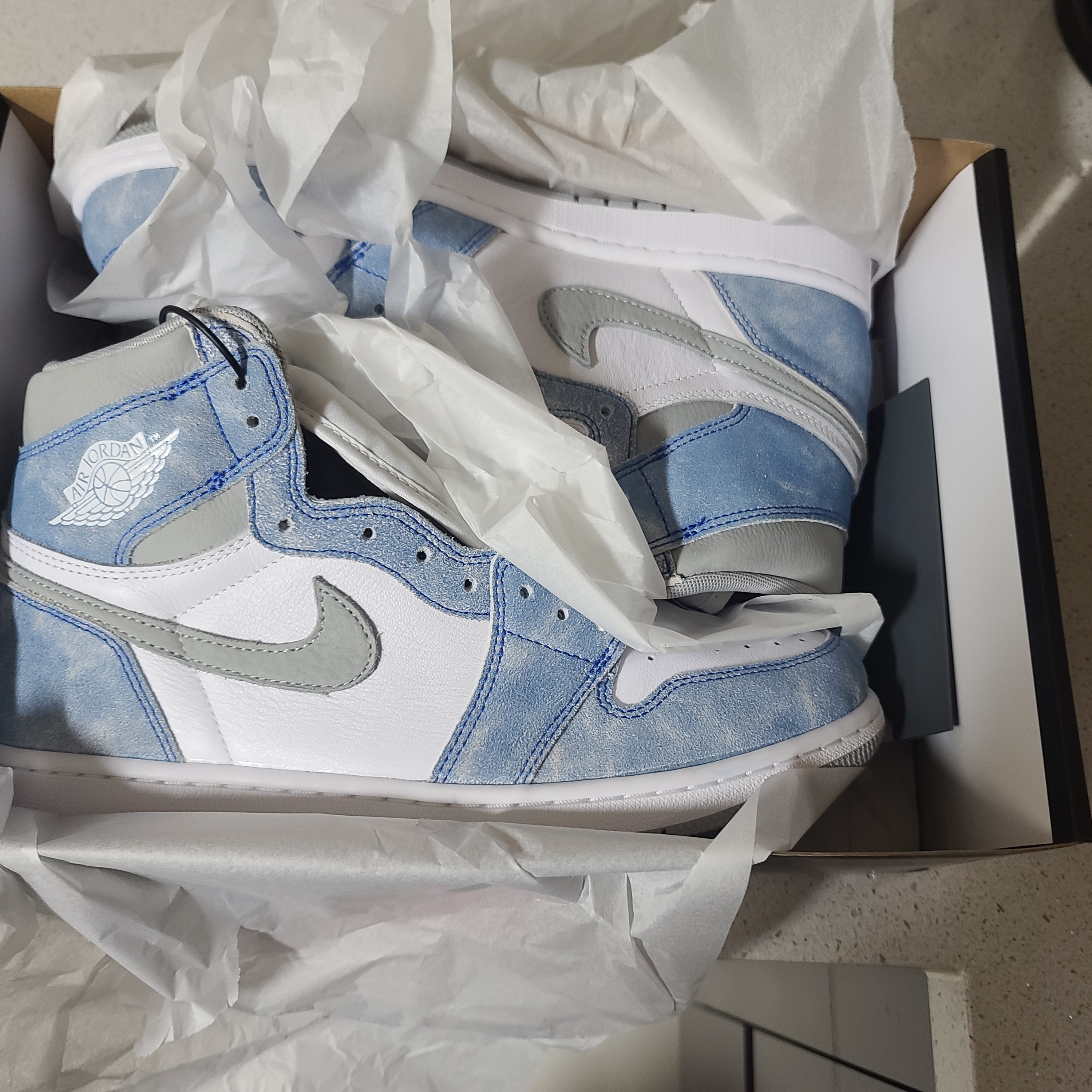 Jordan 1 Retro High OG Hyper Royal 착용 스타일 - 1