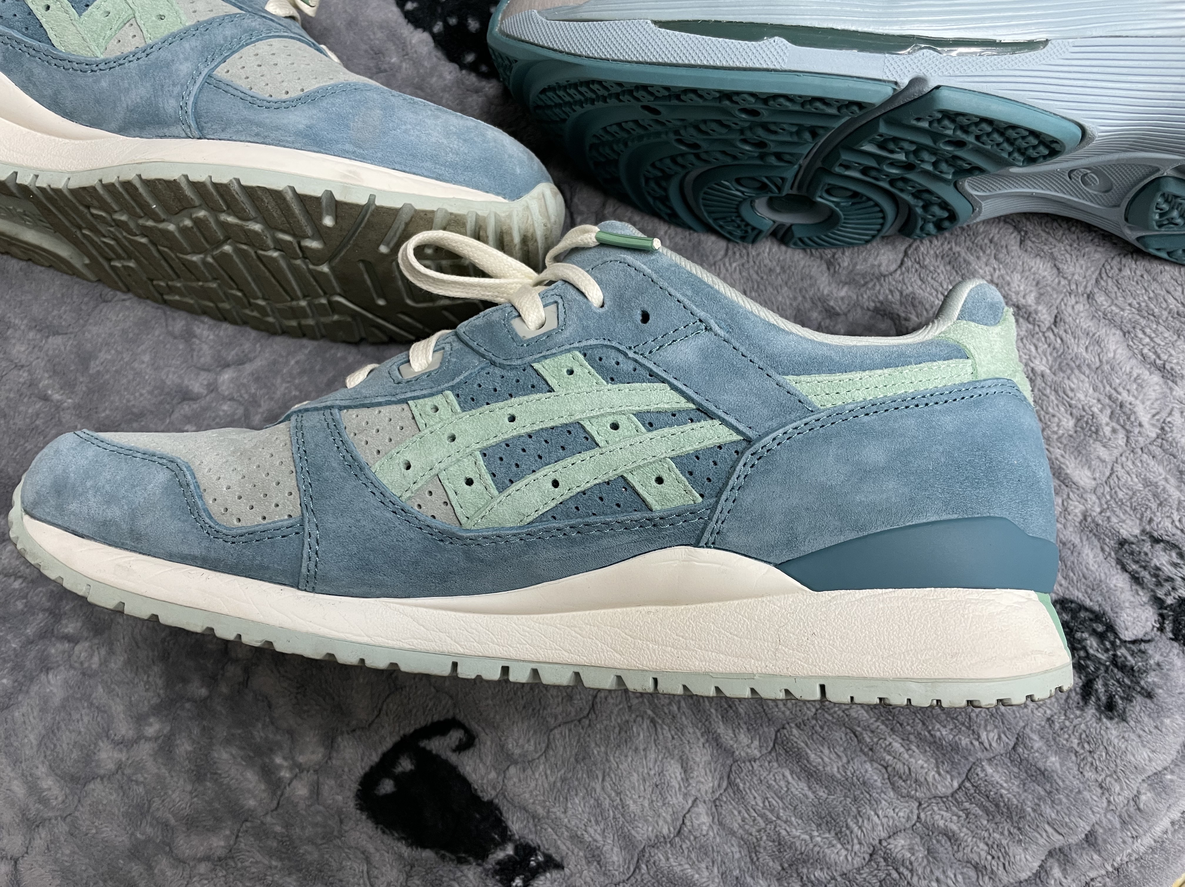Asics HN2-S Protoblast Shaded Spruce, Asics Gel-Kyrios Cream Oyster Grey 착용 스타일 - 2
