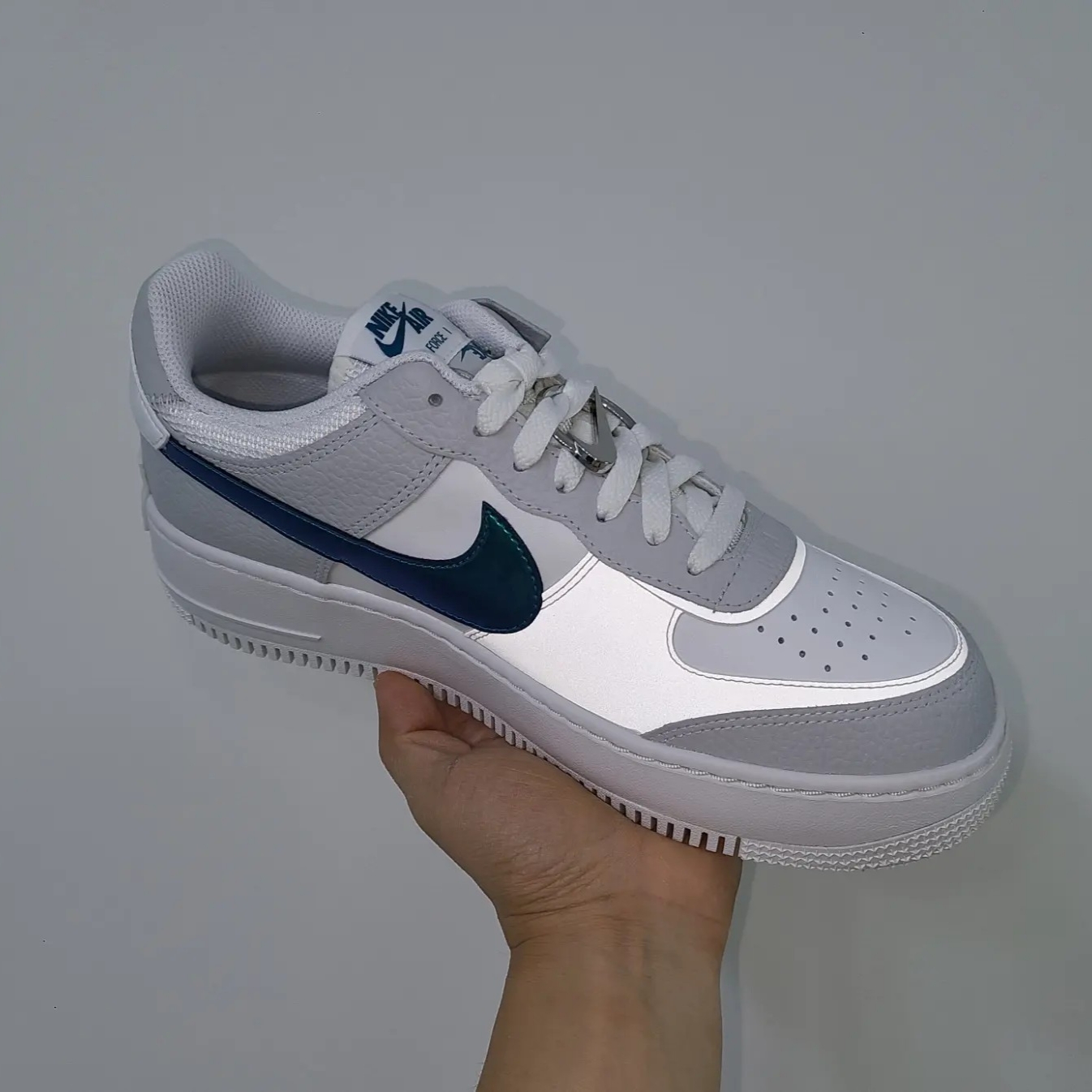 (W) Nike Air Force 1 Shadow Grey Fog Bright Spruce 착용 스타일 - 2