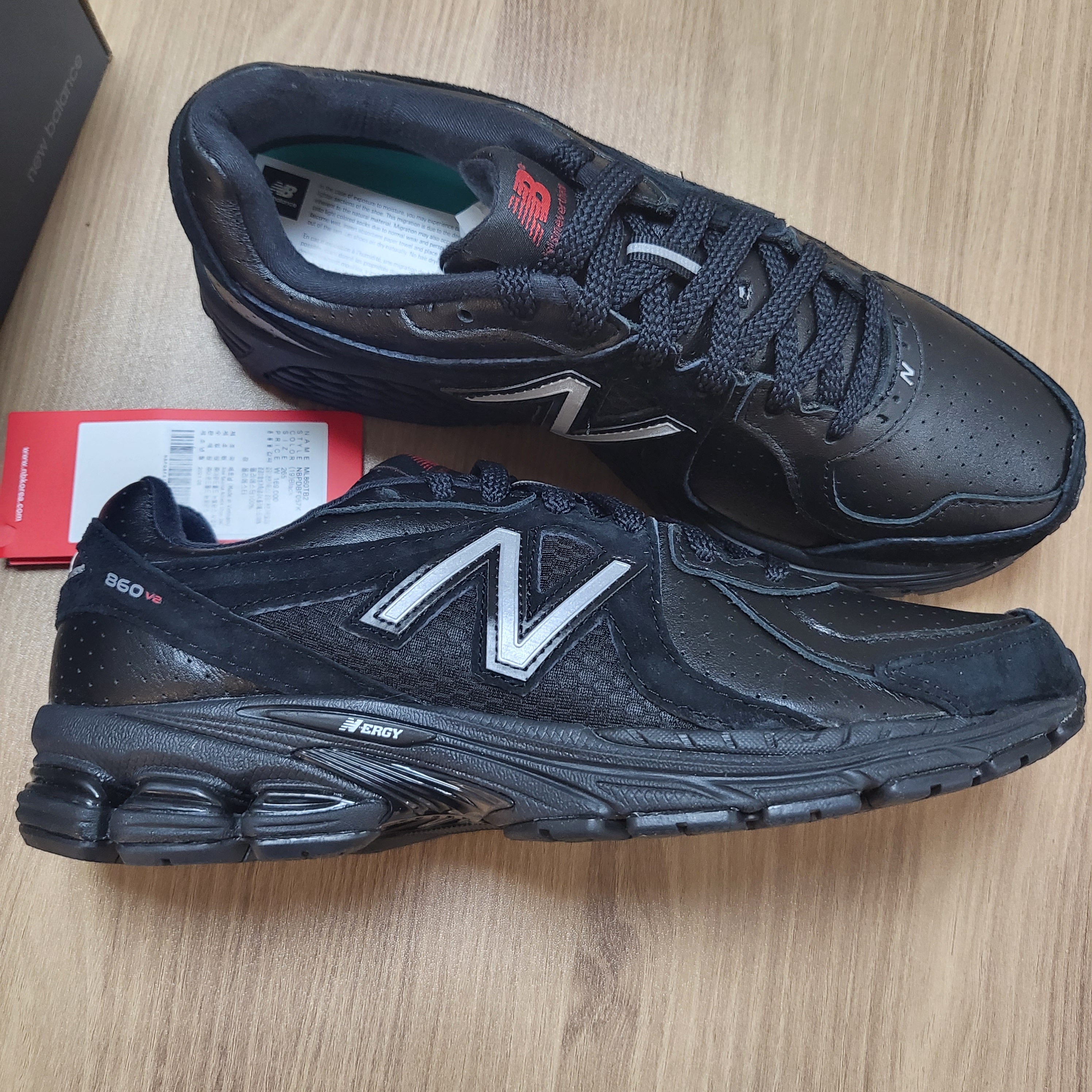 New Balance x Thisisneverthat 860v2 Black 착용 스타일 - 1