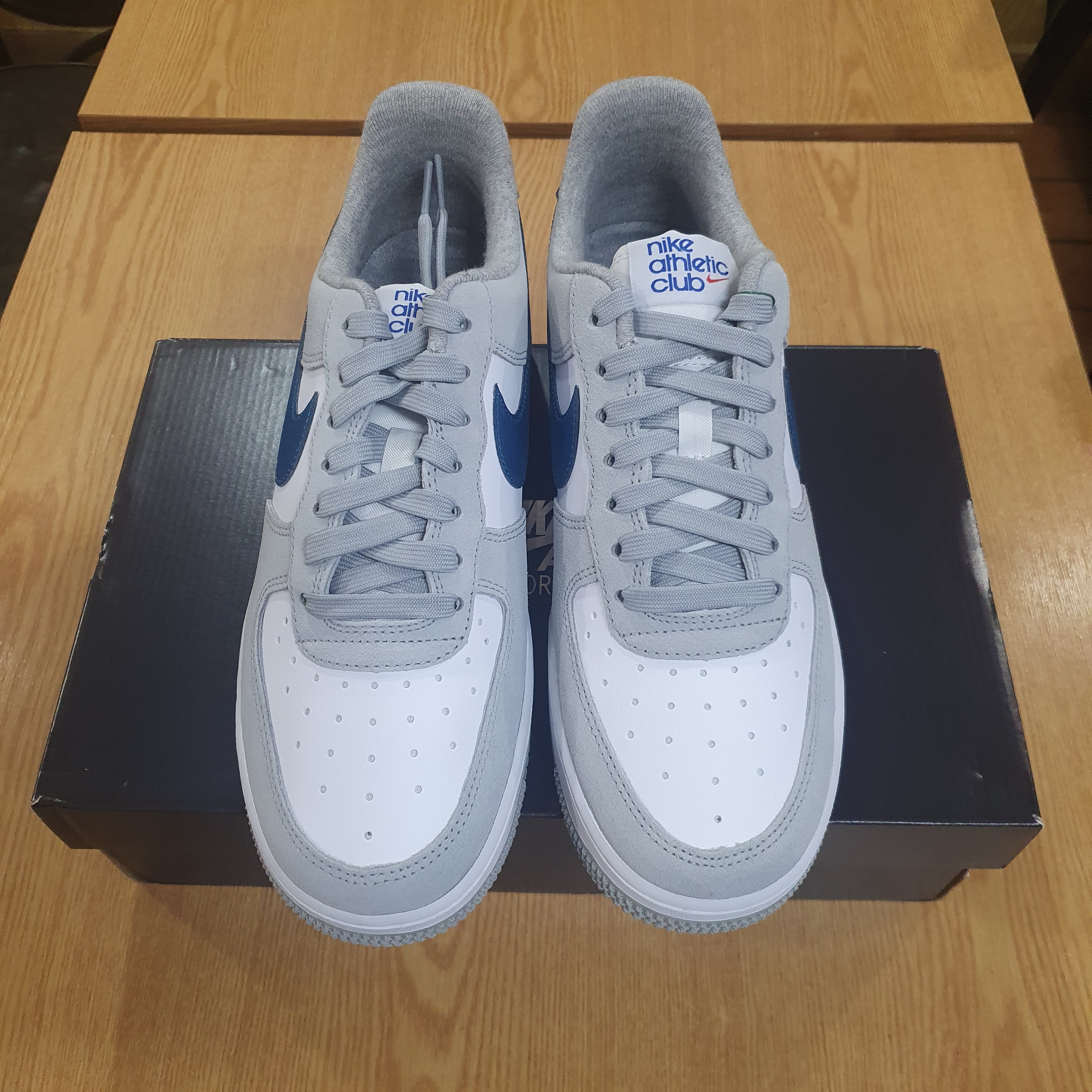 Nike Air Force 1 '07 LV8 Athletic Club Light Smoke Grey Marina 착용 스타일 - 2