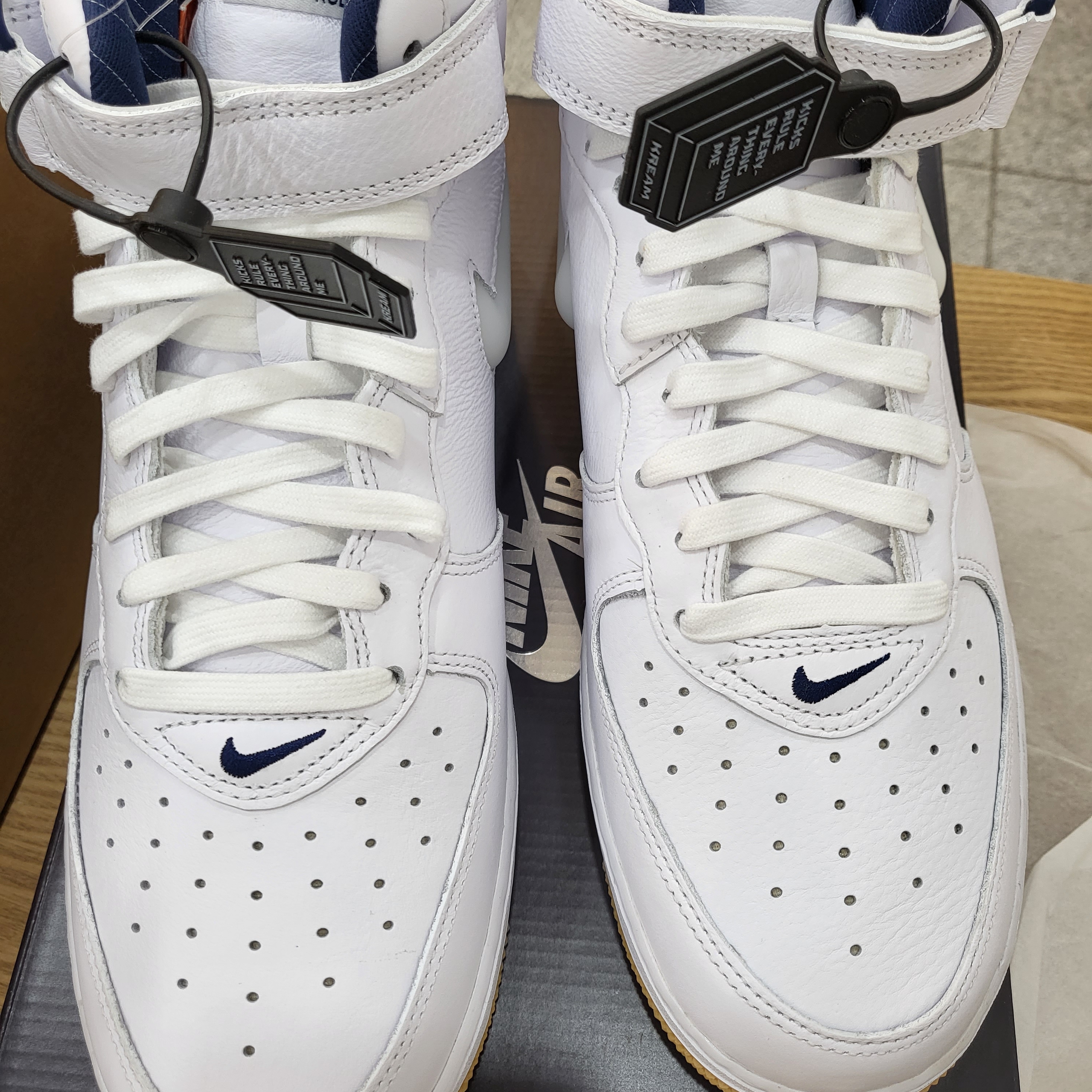 Nike Air Force 1 Mid QS NYC White Midnight Navy 착용 스타일 - 3
