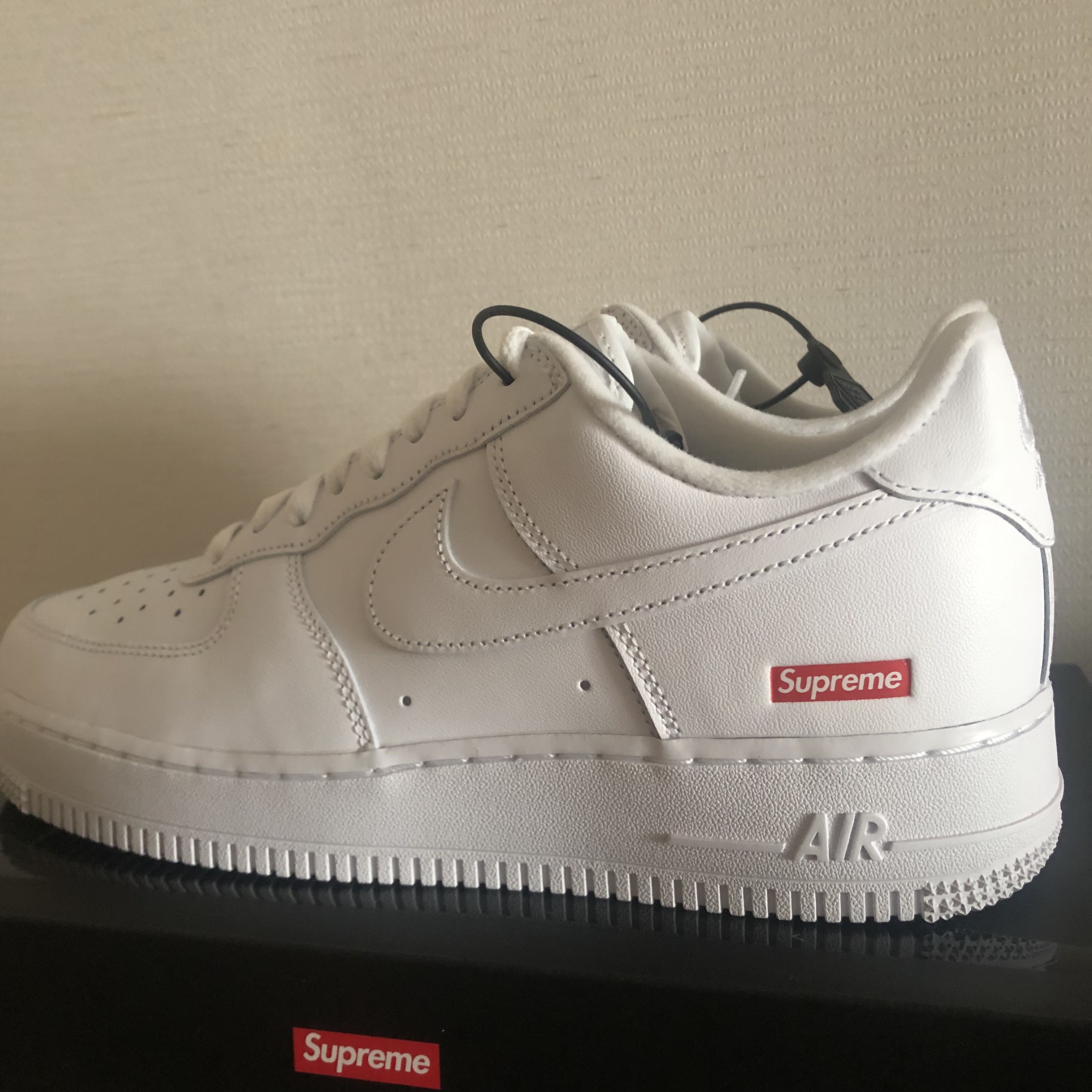 Nike x Supreme Air Force 1 Low White 착용 스타일